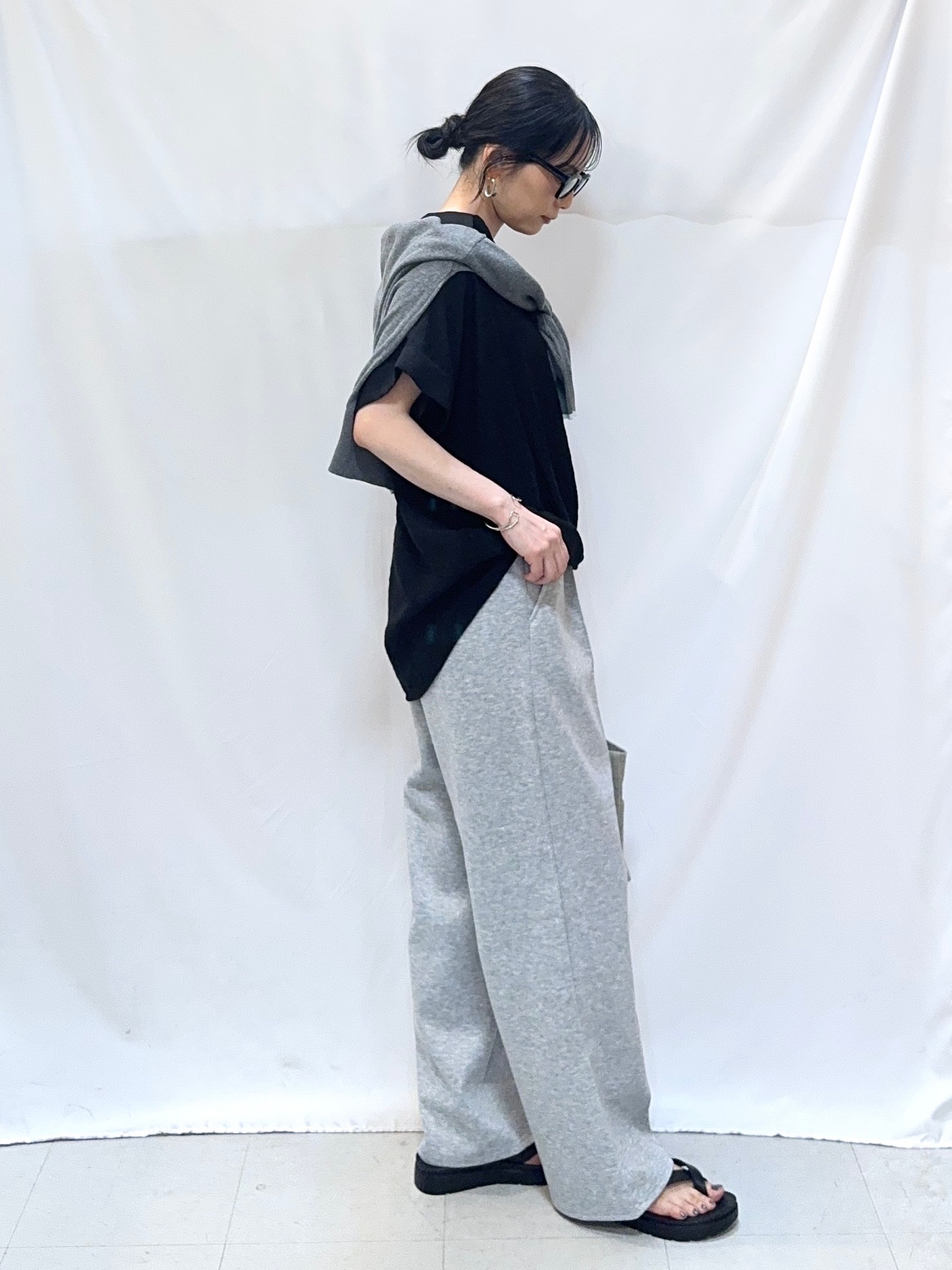 𝐇𝐢𝐫𝐨𝐦𝐢さんの「SHOO･LA･RUE｜【S-LL/洗濯機可】インせず着られる 裾タック スキッパーシャツ」を使ったコーディネート