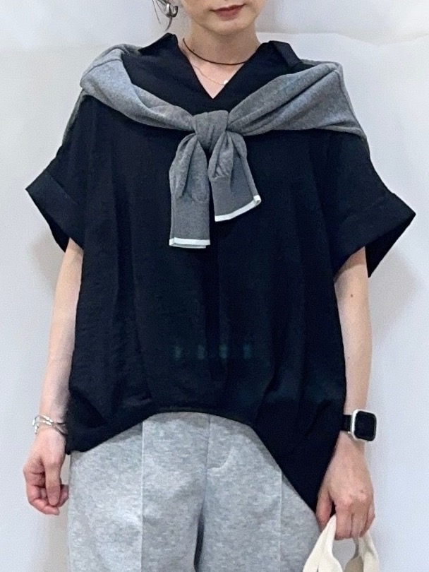 𝐇𝐢𝐫𝐨𝐦𝐢さんの「SHOO･LA･RUE｜【S-LL/洗濯機可】インせず着られる 裾タック スキッパーシャツ」を使ったコーディネート