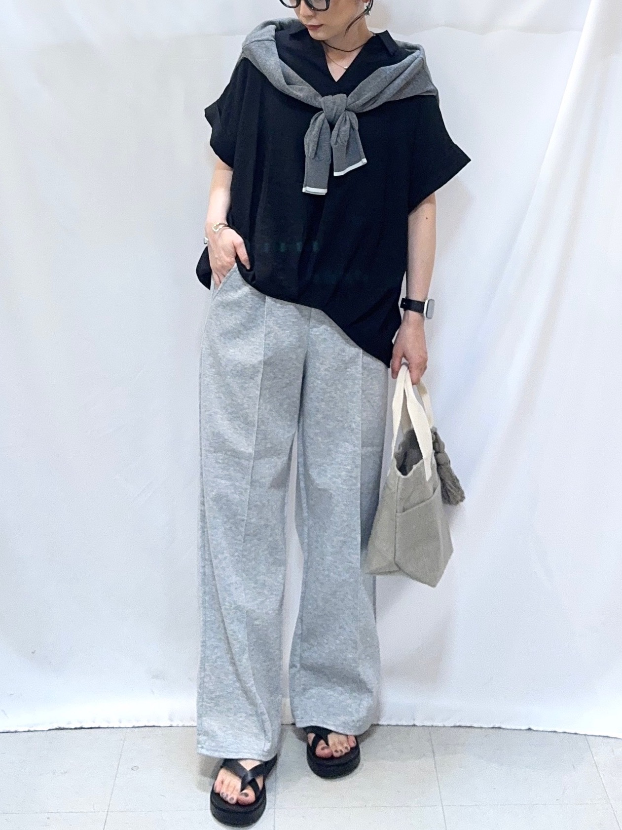 𝐇𝐢𝐫𝐨𝐦𝐢さんの「SHOO･LA･RUE｜【S-LL/洗濯機可】インせず着られる 裾タック スキッパーシャツ」を使ったコーディネート