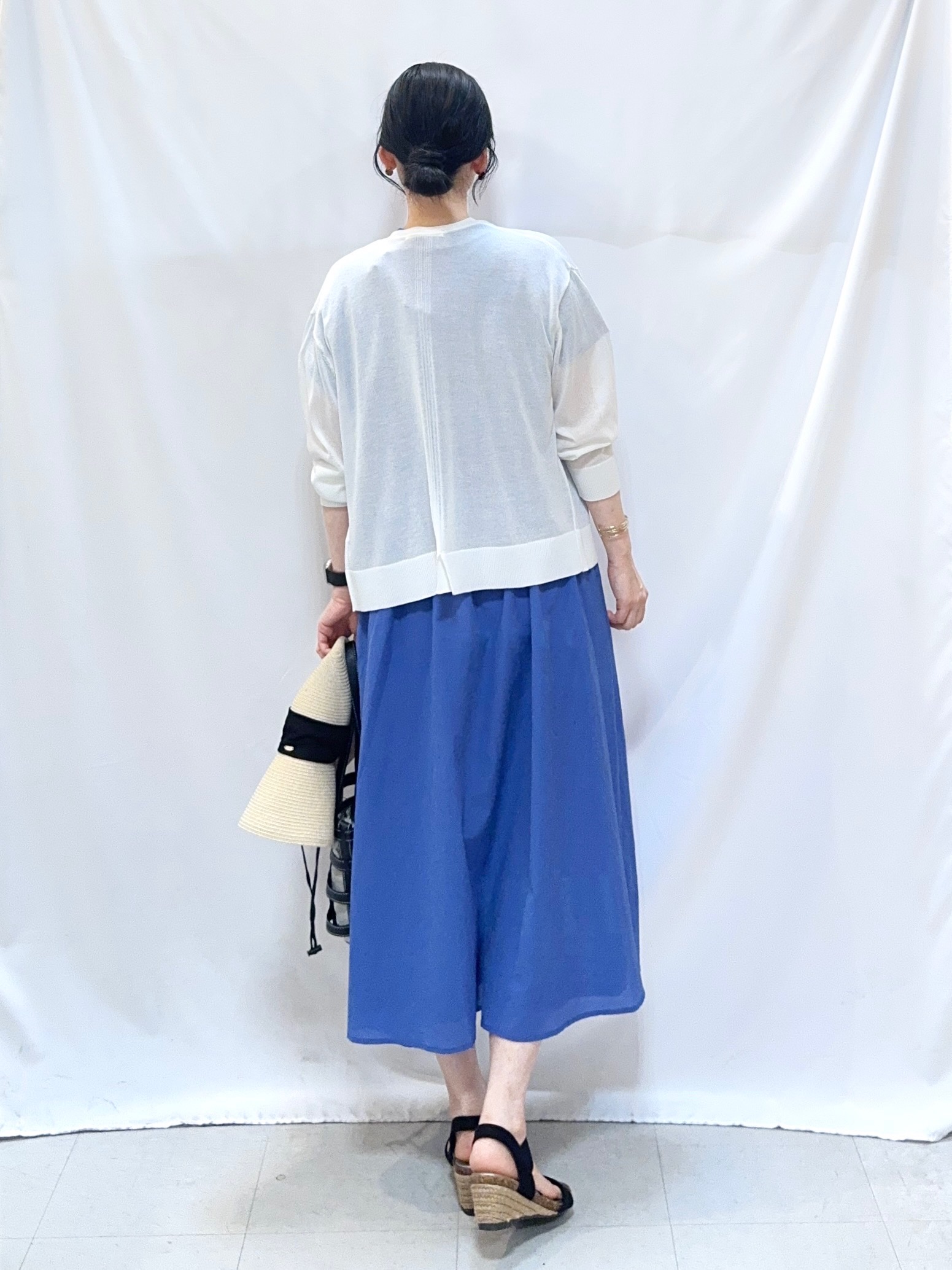 𝐇𝐢𝐫𝐨𝐦𝐢さんの「SHOO･LA･RUE｜【洗濯機可/S-LL】オンにもオフにも マルチに使えるボタンレスカーディガン」を使ったコーディネート