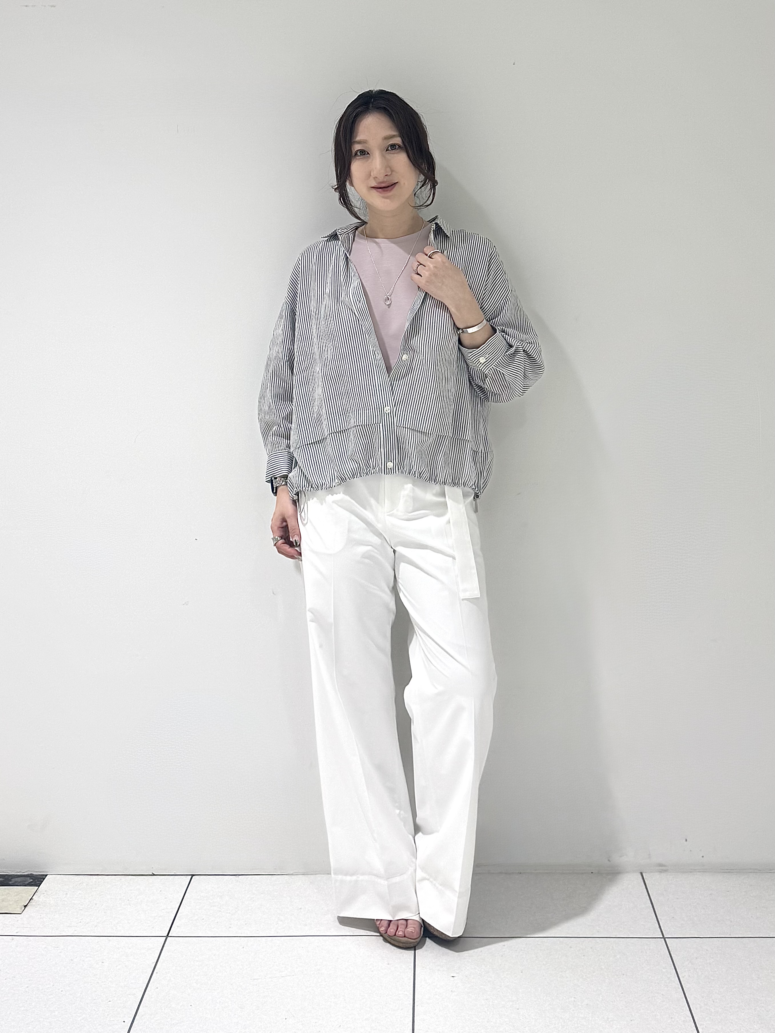 そんさんの「INDIVI｜【接触冷感／洗える／2WAY】ドロスト付 シアーシャンブレーシャツ」を使ったコーディネート