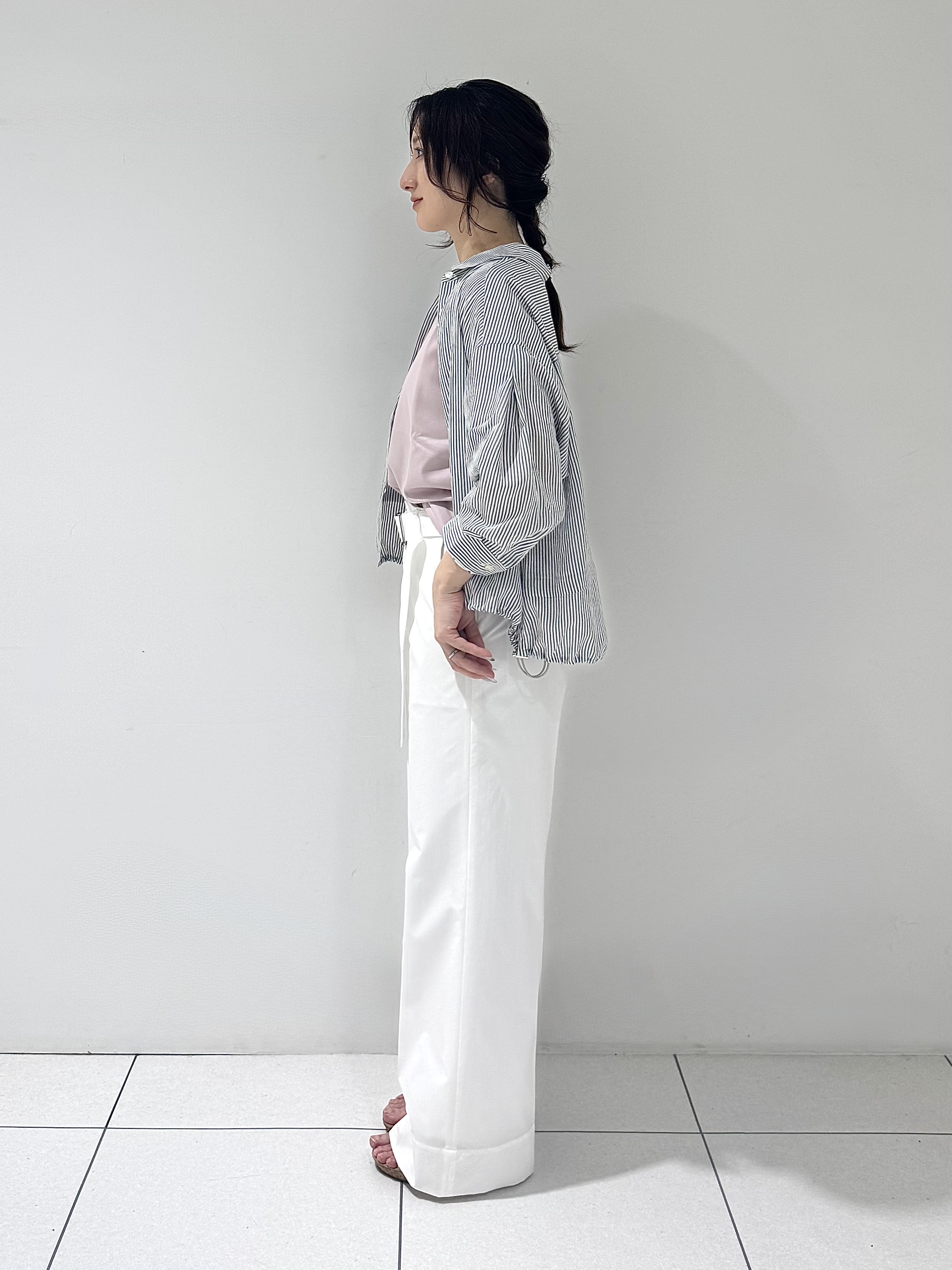 そんさんの「INDIVI｜【接触冷感／洗える／2WAY】ドロスト付 シアーシャンブレーシャツ」を使ったコーディネート
