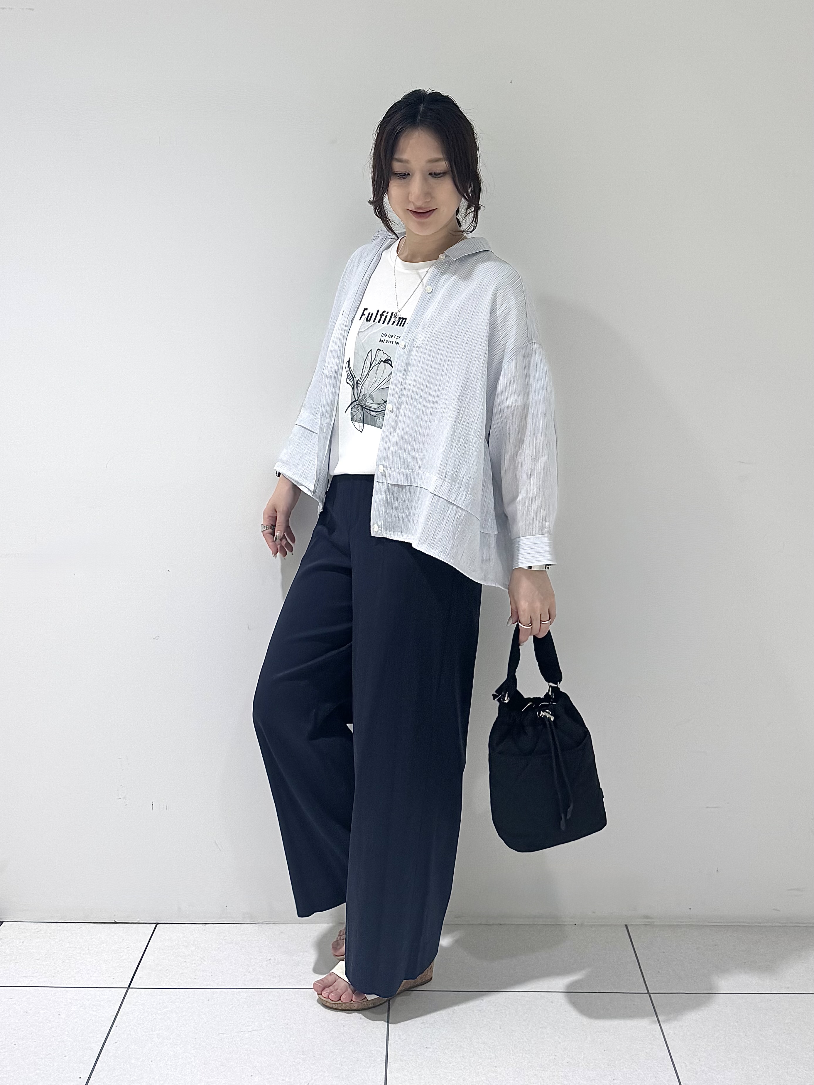 そんさんの「INDIVI｜【接触冷感／洗える／2WAY】ドロスト付 シアーシャンブレーシャツ」を使ったコーディネート