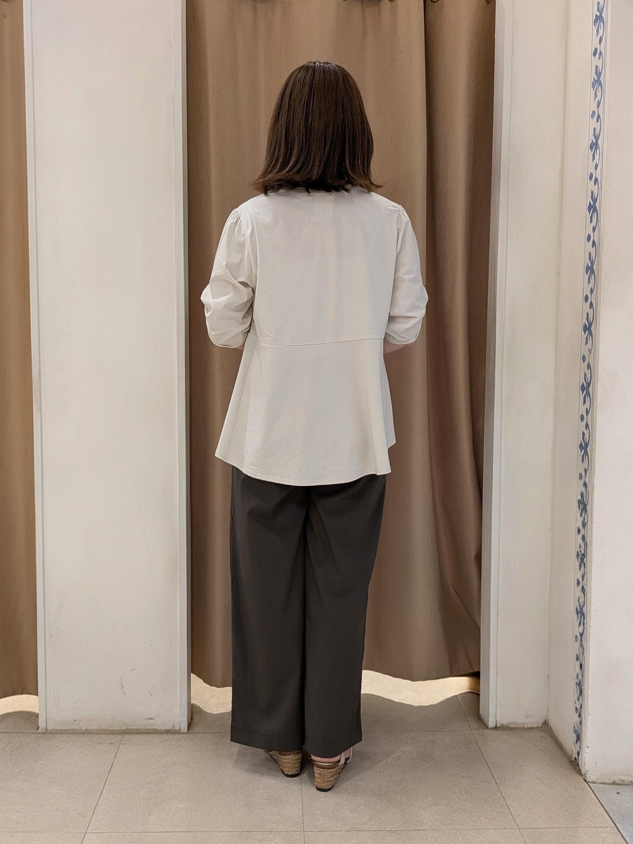 junさんの「SHOO･LA･RUE｜【S-LL/洗濯機可】切り替えラインでスタイルアップ お袖ねじり ペプラムトップス」を使ったコーディネート