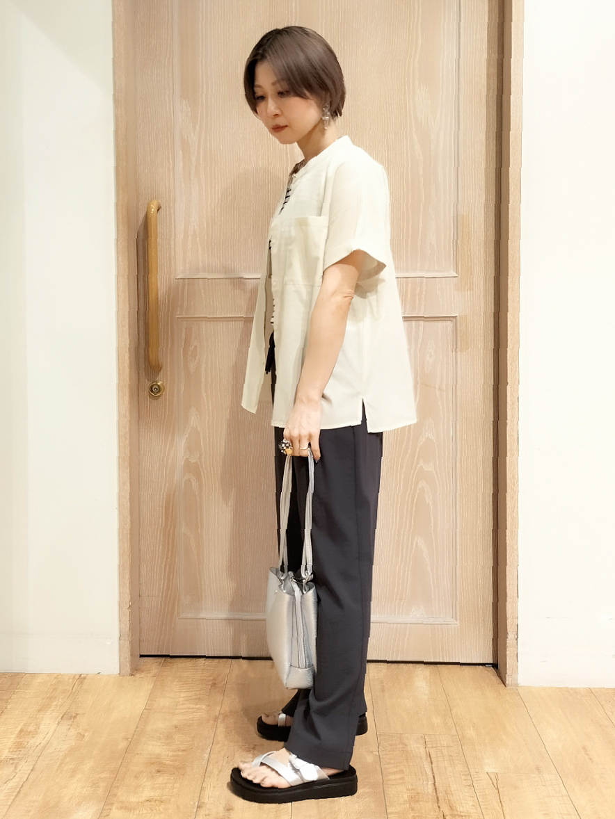 YUKIさんの「SHOO･LA･RUE｜【通気性〇/UV/S-LL】風が通り抜ける 半袖バンドカラーシアーシャツ」を使ったコーディネート