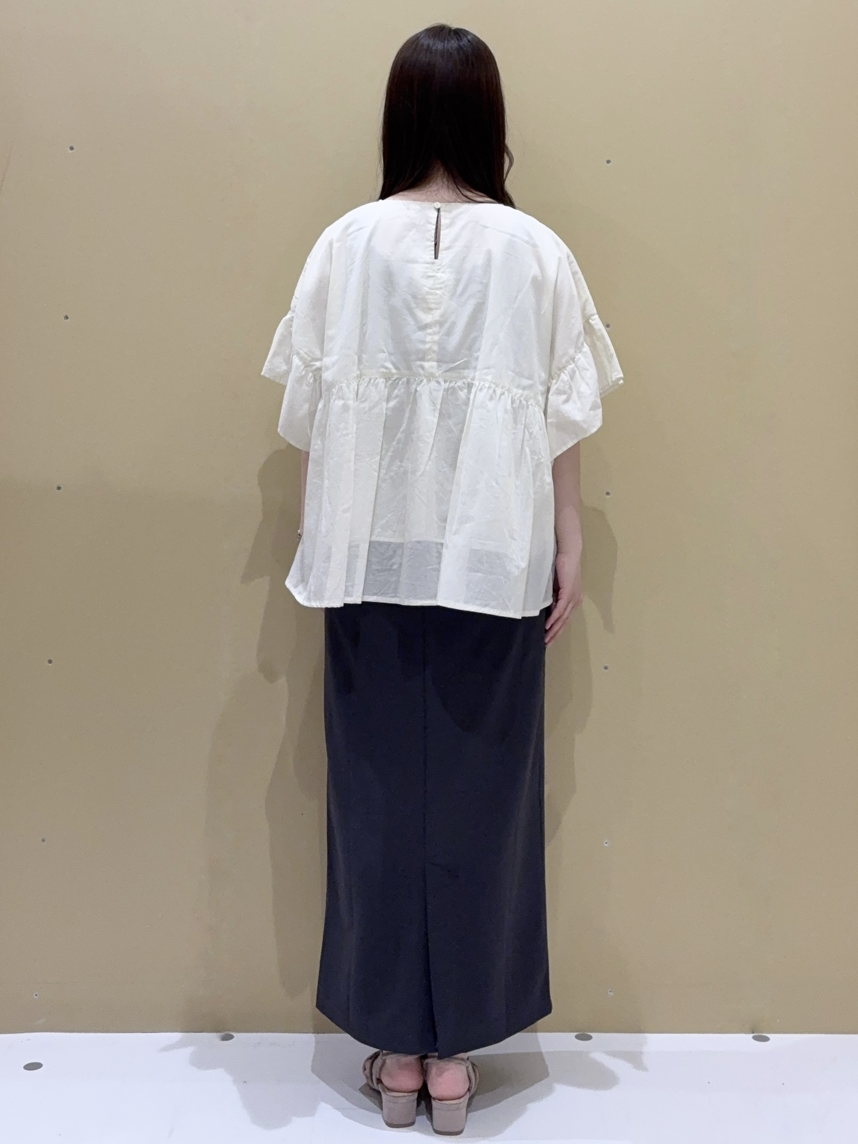 EMIRIさんの「OPAQUE.CLIP｜フリルペプラムブラウス【洗濯機OK】」を使ったコーディネート
