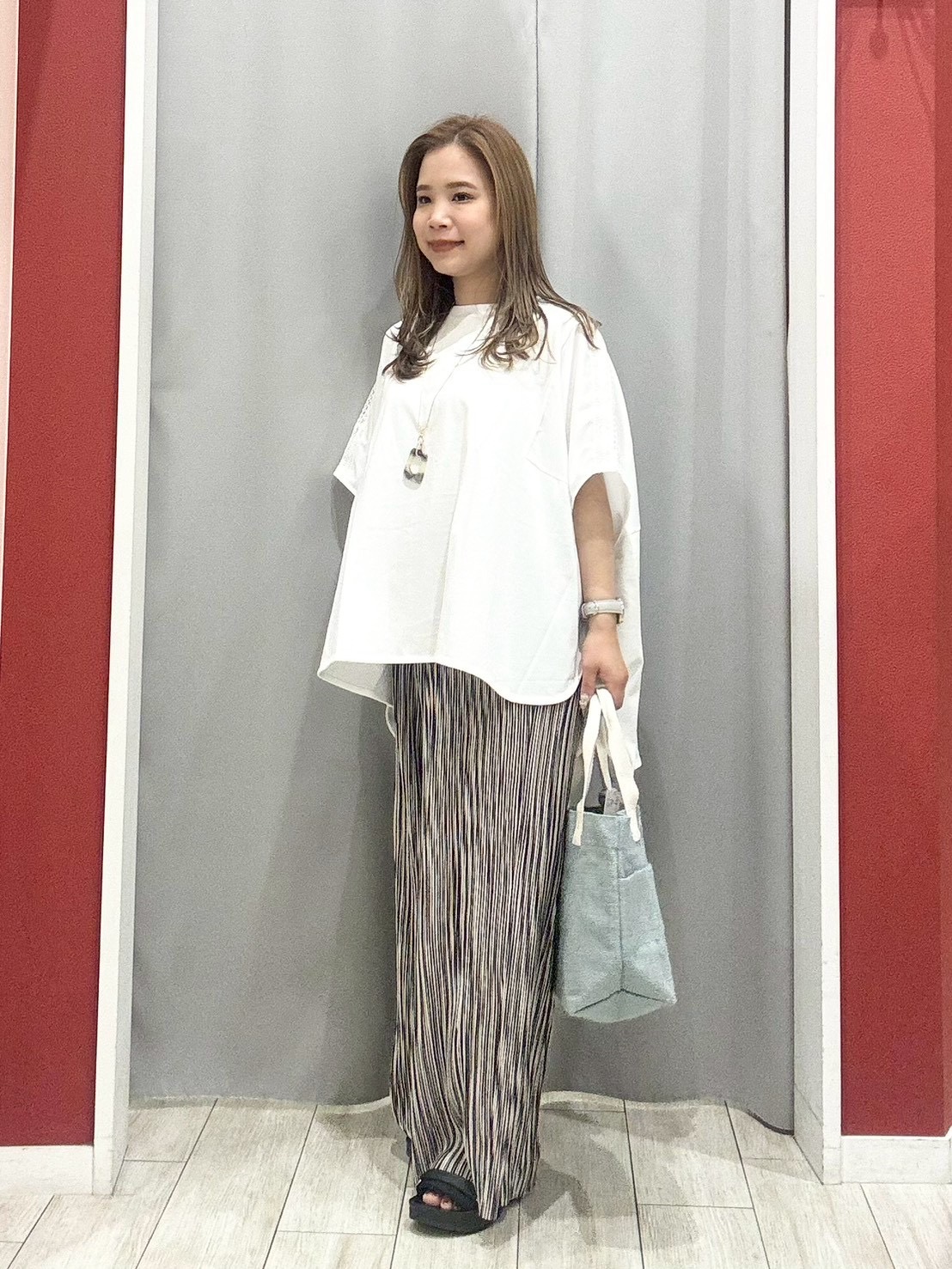 shioさんの「SHOO･LA･RUE｜【洗濯機可/体型カバー】インせず着られる 肩レース切り替えポンチョ風トップス」を使ったコーディネート