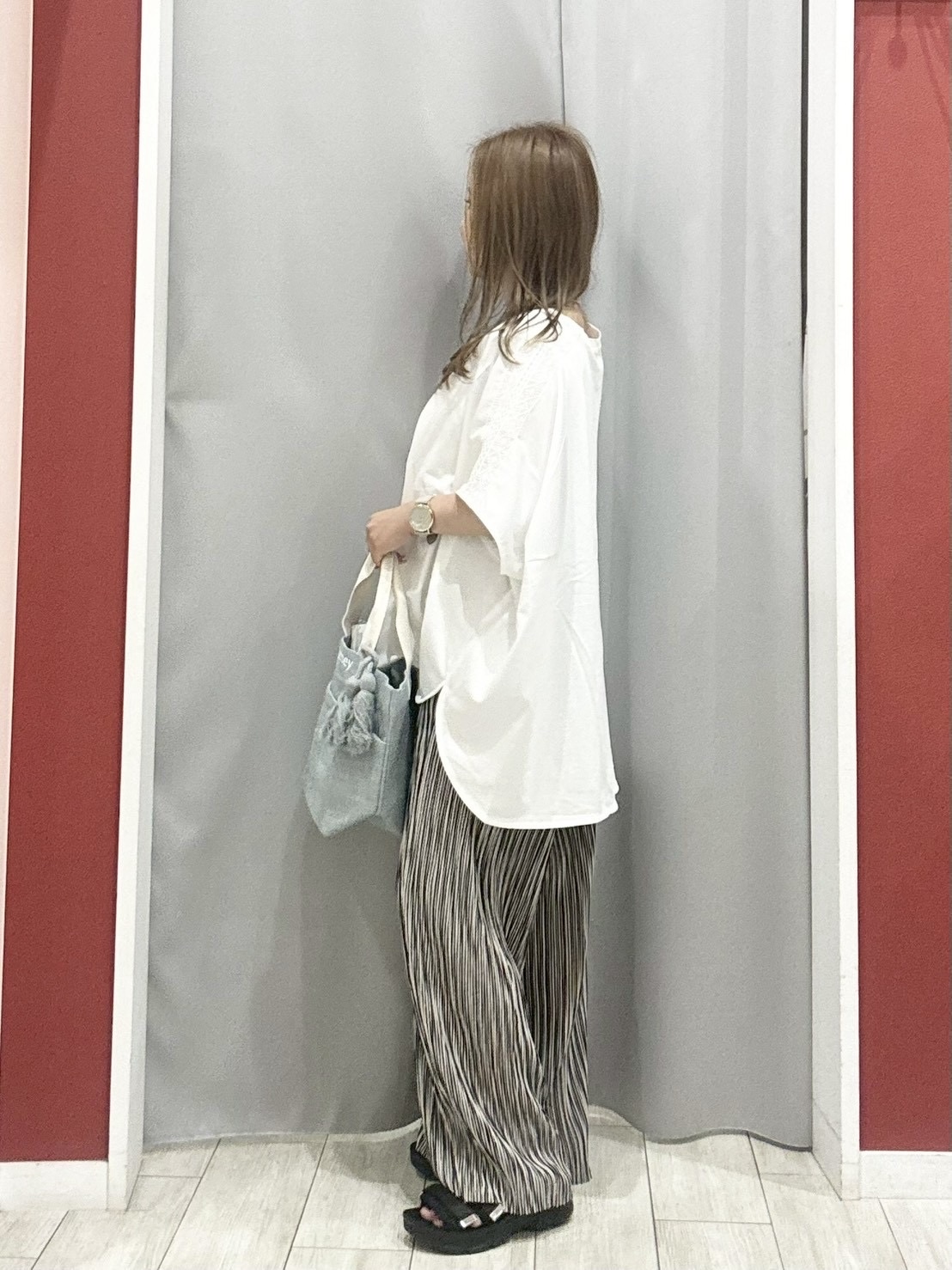 shioさんの「SHOO･LA･RUE｜【洗濯機可/体型カバー】インせず着られる 肩レース切り替えポンチョ風トップス」を使ったコーディネート