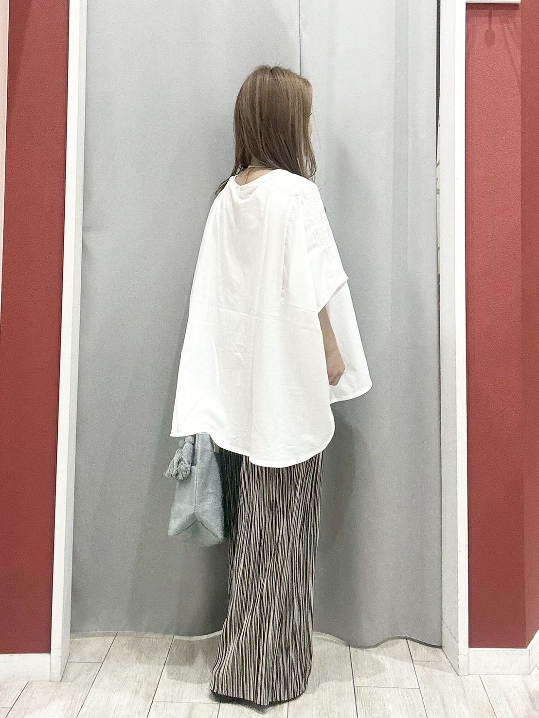 shioさんの「SHOO･LA･RUE｜【洗濯機可/体型カバー】インせず着られる 肩レース切り替えポンチョ風トップス」を使ったコーディネート