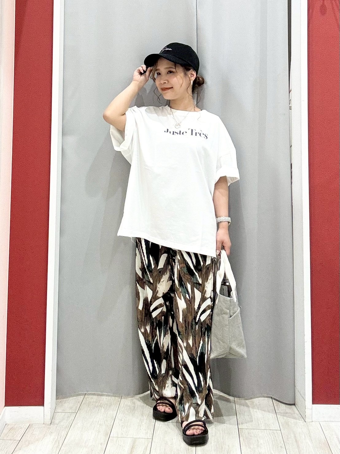shioさんの「SHOO･LA･RUE｜【洗濯機可/体型カバー】インせず着られる 肩レース切り替えポンチョ風トップス」を使ったコーディネート