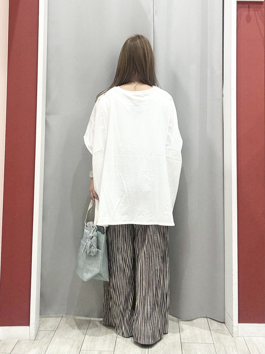 shioさんの「SHOO･LA･RUE｜【洗濯機可/体型カバー】インせず着られる 肩レース切り替えポンチョ風トップス」を使ったコーディネート