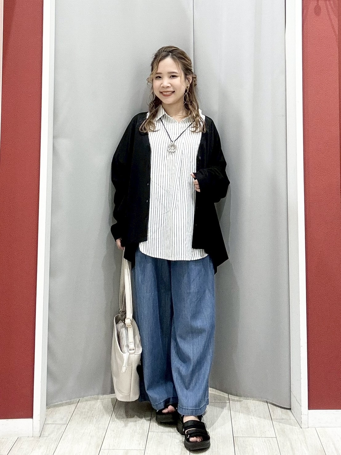 shioさんの「SHOO･LA･RUE｜【洗濯後しわになりにくい/S-LL】コーデの主役になる レース付きブラウス」を使ったコーディネート