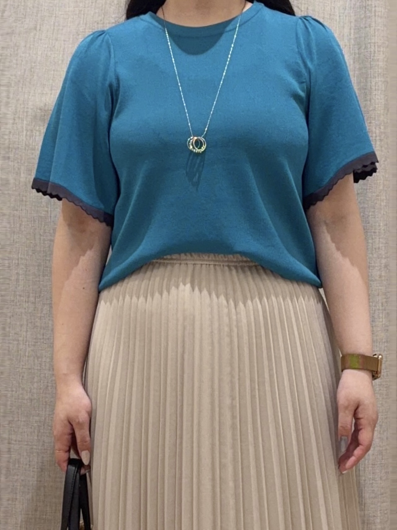 minamiさんの「grove｜高評価！【シリーズ累計36万枚！名品ニット】やわらかドライタッチ スカラップスリーブニット」を使ったコーディネート