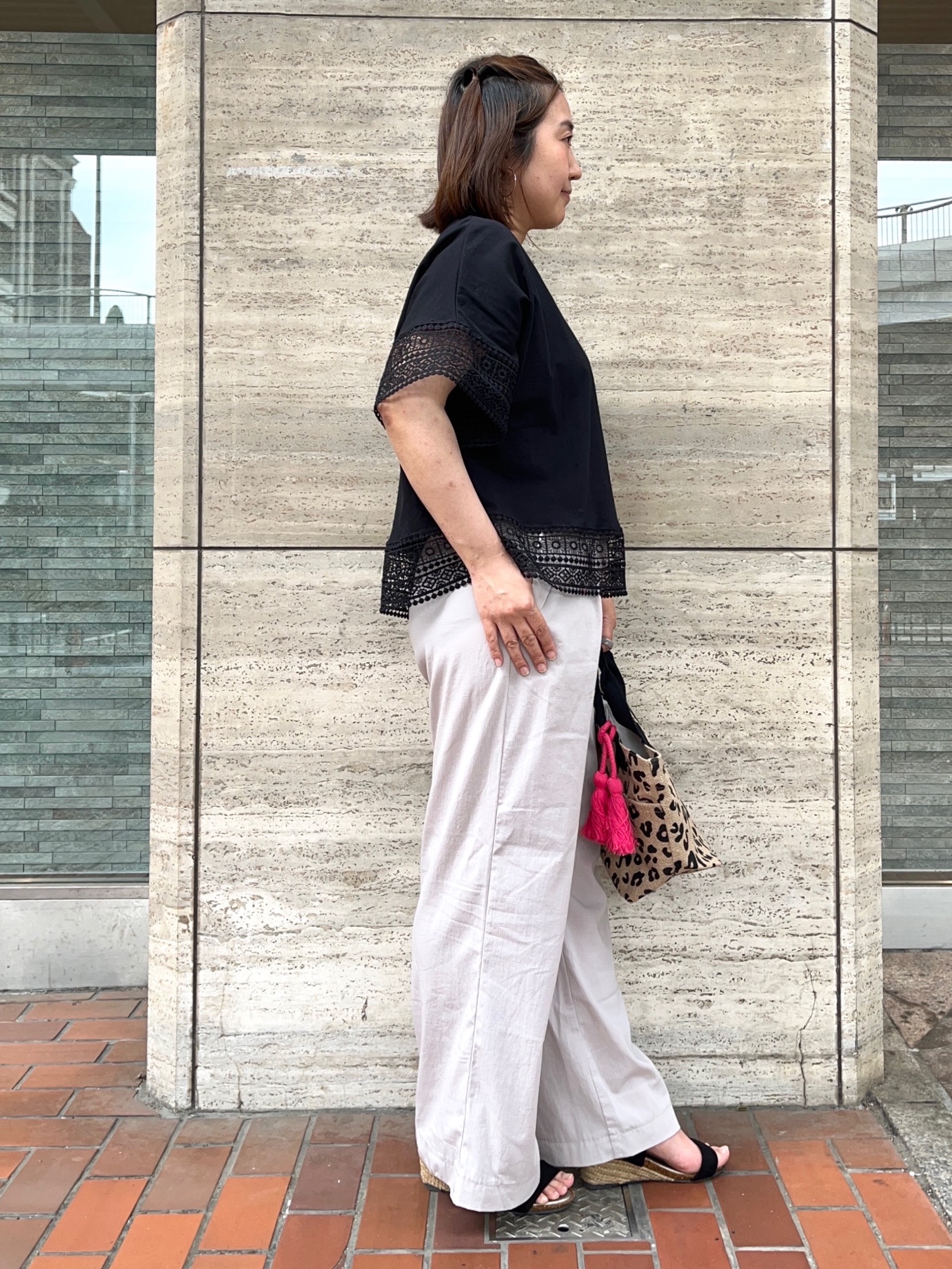 harusakuさんの「SHOO･LA･RUE｜【洗濯機可/体型カバー/S-LL】レース使いがポイント デザインTシャツ」を使ったコーディネート