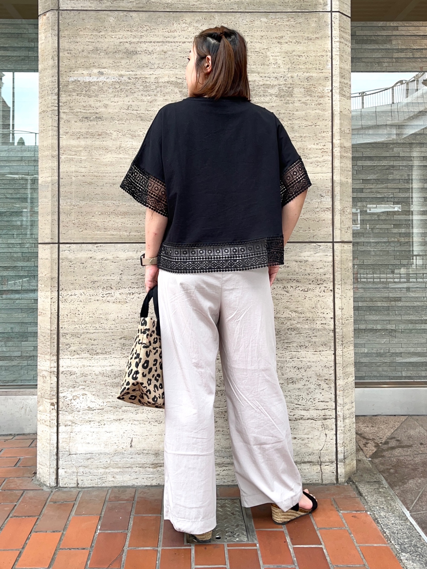 harusakuさんの「SHOO･LA･RUE｜【洗濯機可/体型カバー/S-LL】レース使いがポイント デザインTシャツ」を使ったコーディネート