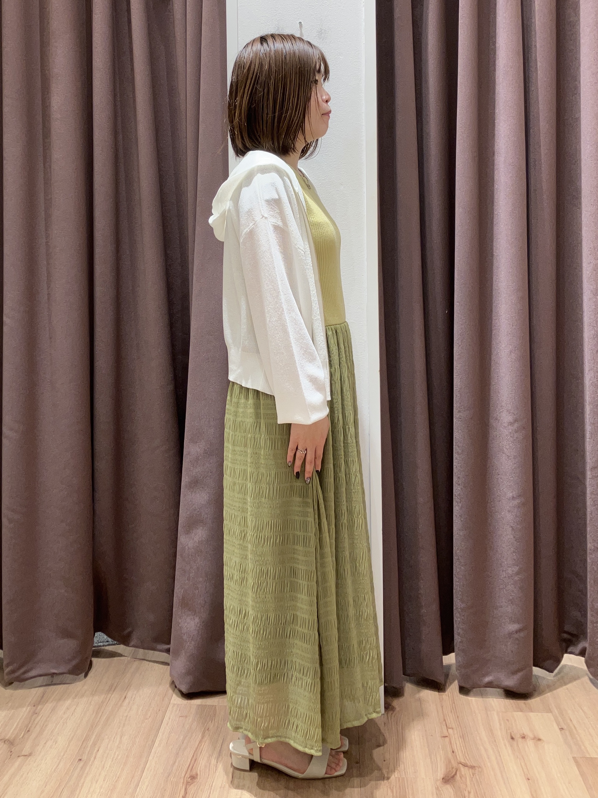みちゃさんの「grove｜【洗濯機OK・UVカット】大人の抜け感、シアーニットフードパーカ」を使ったコーディネート