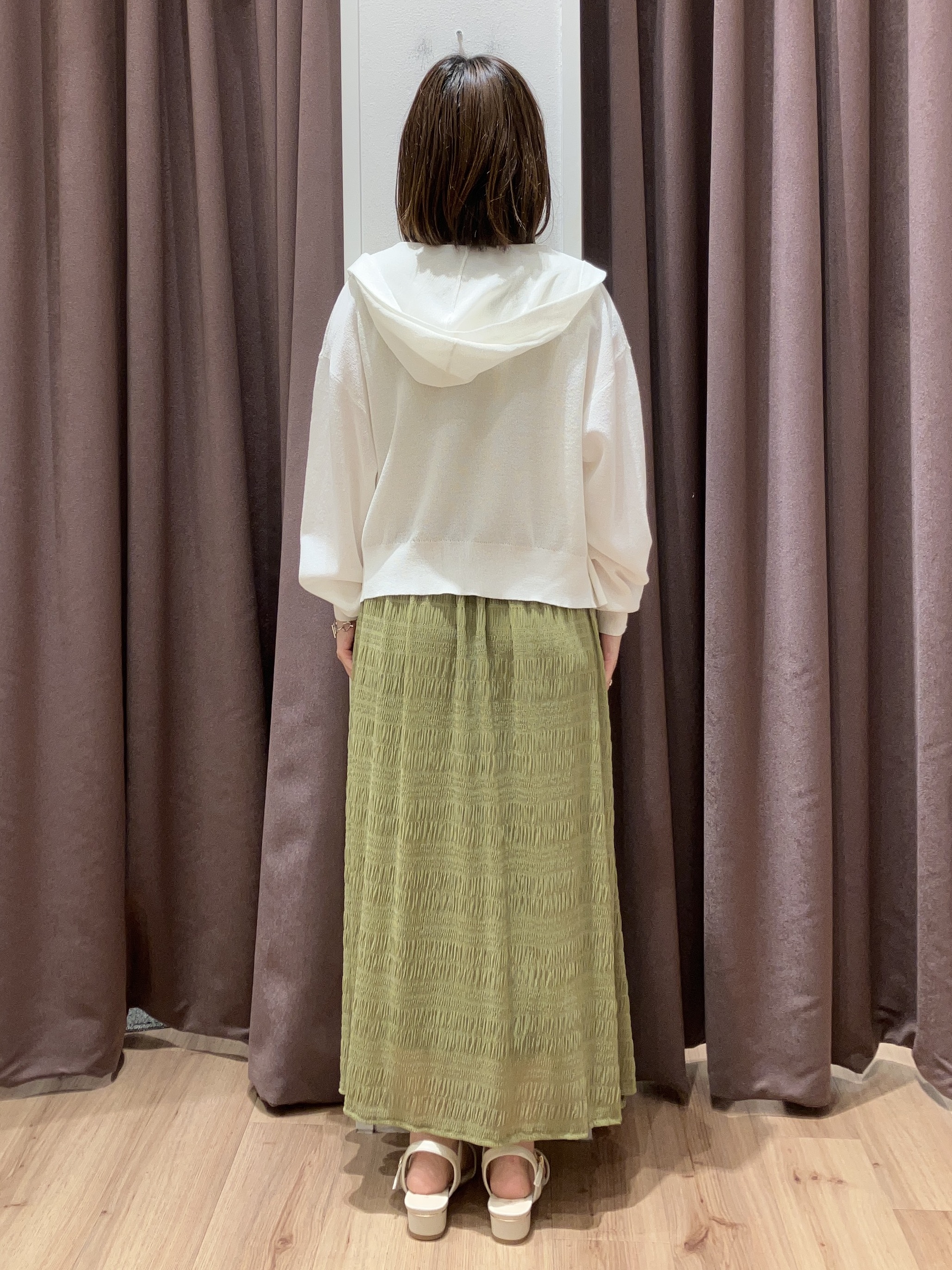 みちゃさんの「grove｜【洗濯機OK・UVカット】大人の抜け感、シアーニットフードパーカ」を使ったコーディネート