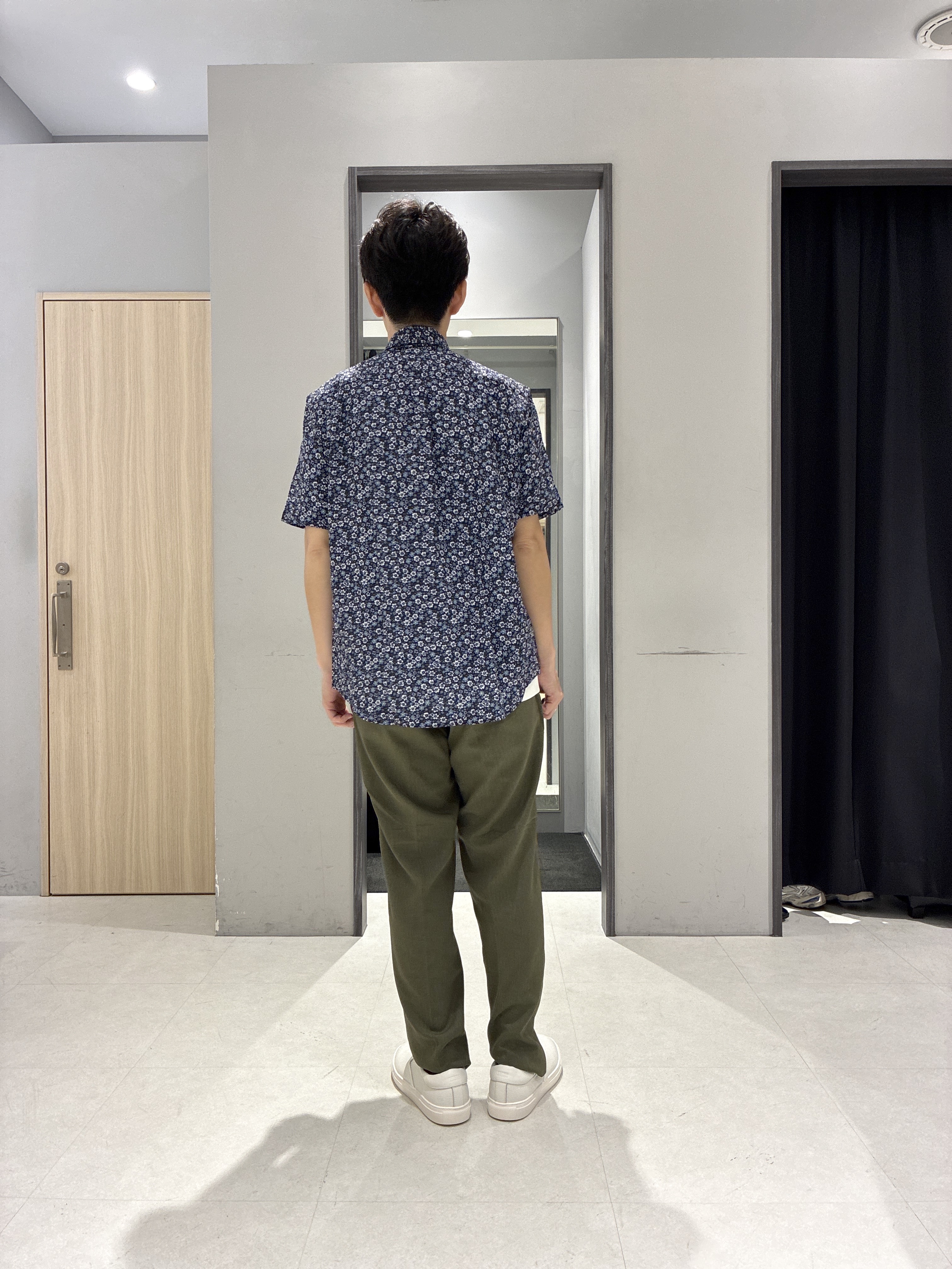 わいずみさんの「TAKEO KIKUCHI｜リップル小花シャツ」を使ったコーディネート