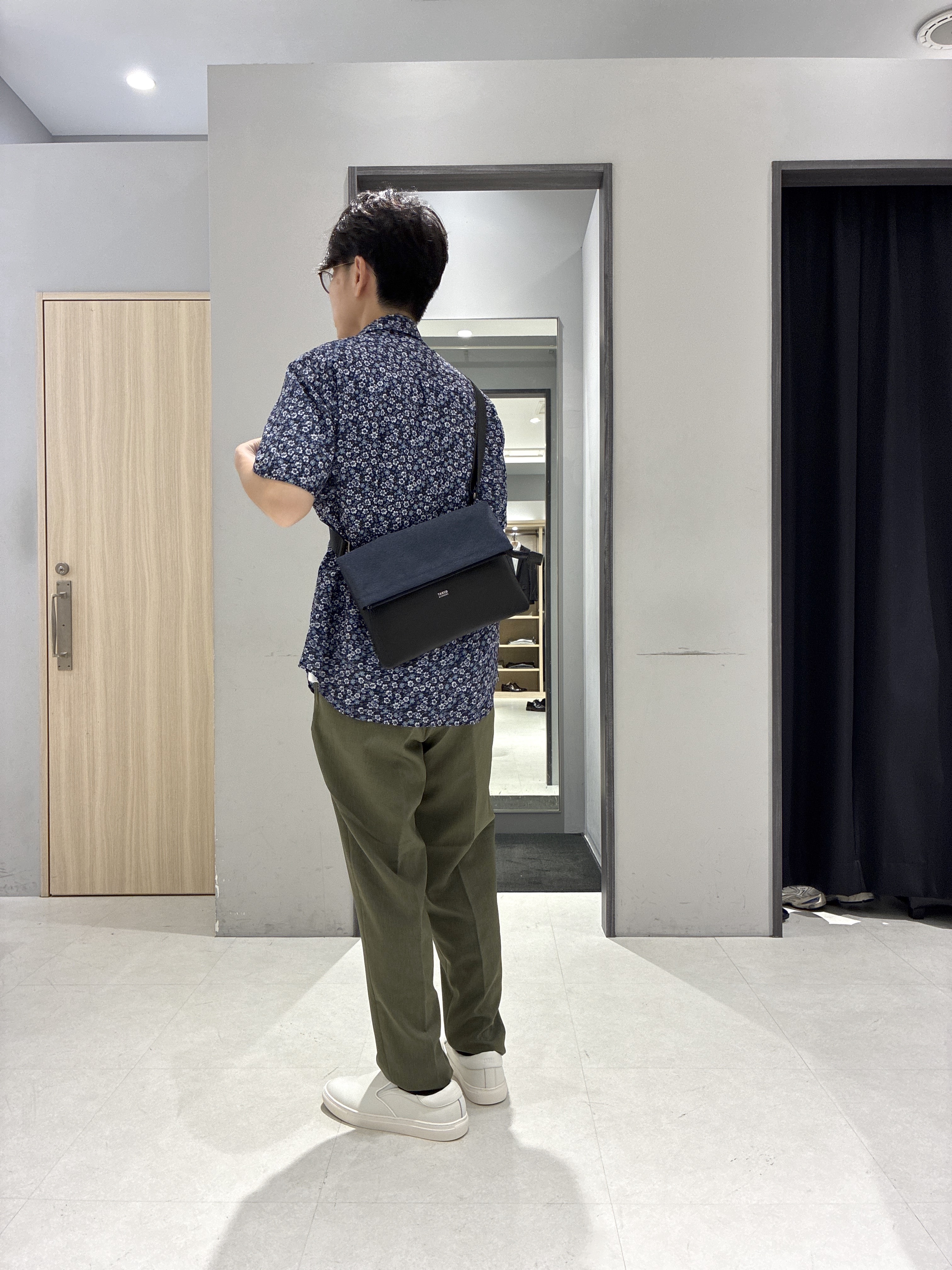 わいずみさんの「TAKEO KIKUCHI｜リップル小花シャツ」を使ったコーディネート
