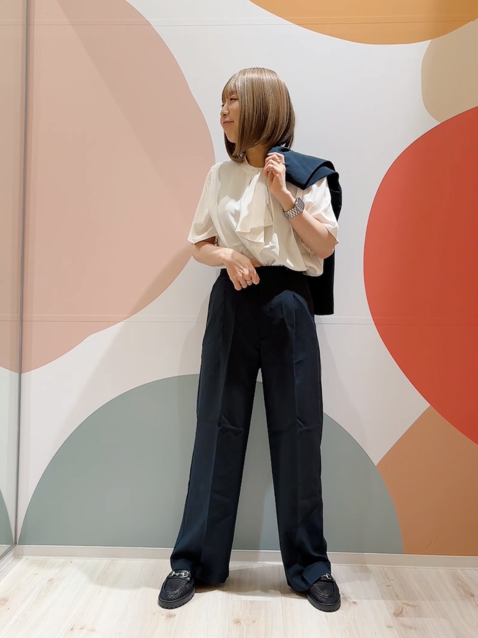 長男さんの「SHOO･LA･RUE｜【セットアップ可/洗濯後しわになりにくい/S-LL】シンプルで合わせやすい ノーカラージレ」を使ったコーディネート