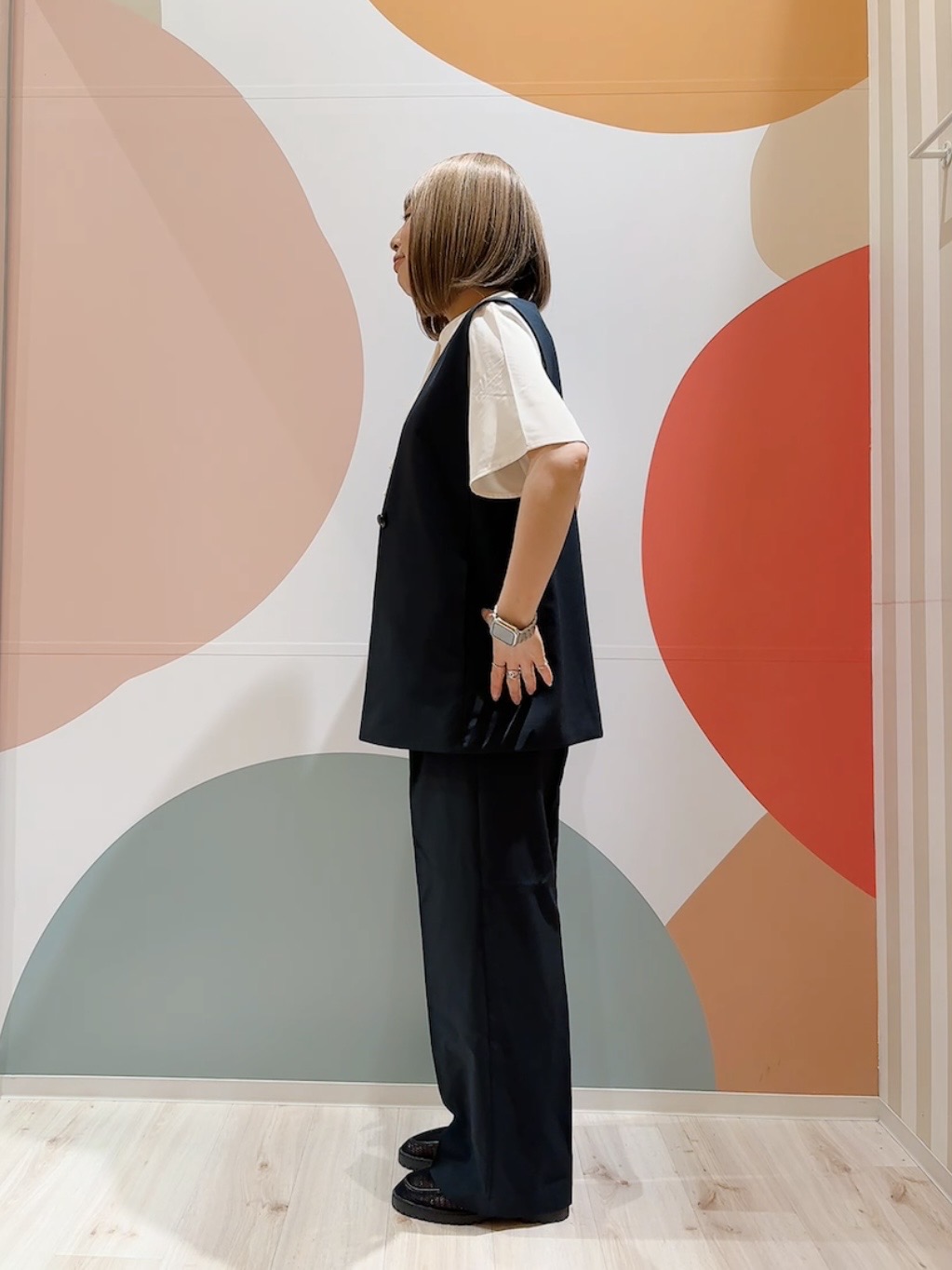 長男さんの「SHOO･LA･RUE｜【セットアップ可/洗濯後しわになりにくい/S-LL】シンプルで合わせやすい ノーカラージレ」を使ったコーディネート