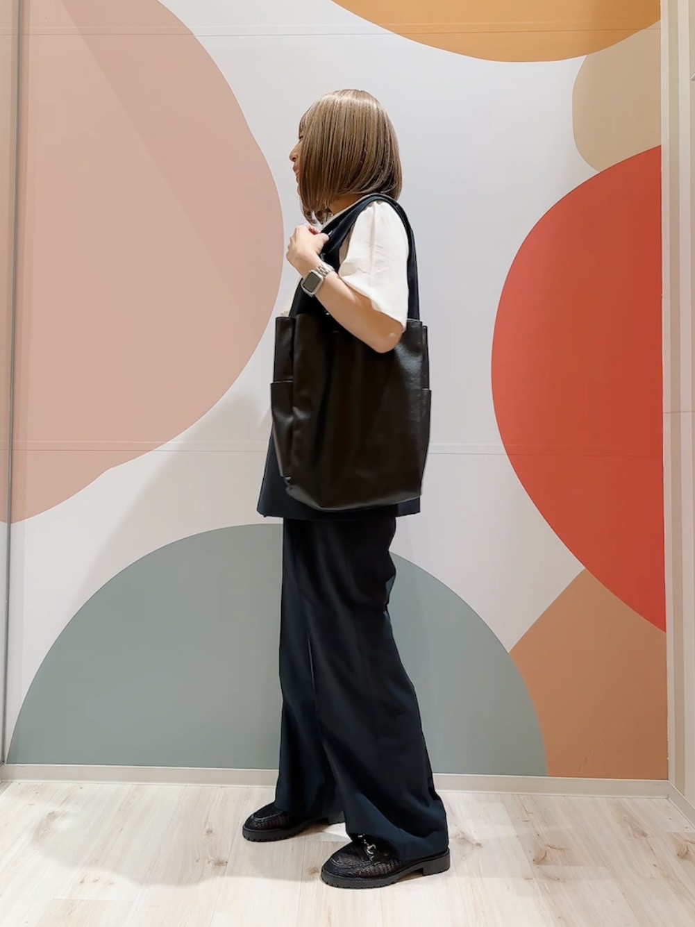 長男さんの「SHOO･LA･RUE｜【セットアップ可/洗濯後しわになりにくい/S-LL】シンプルで合わせやすい ノーカラージレ」を使ったコーディネート