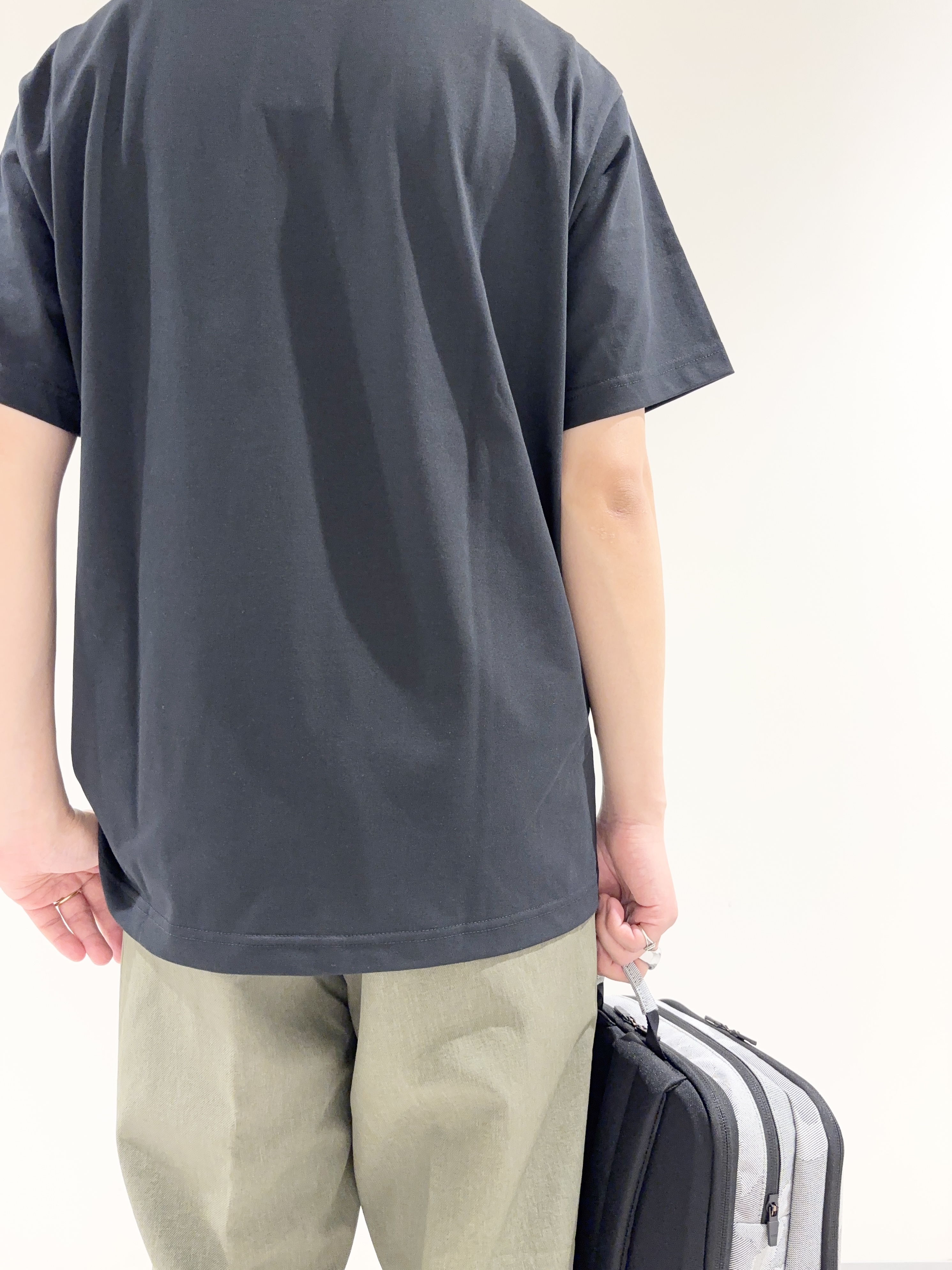 及川さんの「TAKEO KIKUCHI｜モノクロタイルTシャツ」を使ったコーディネート