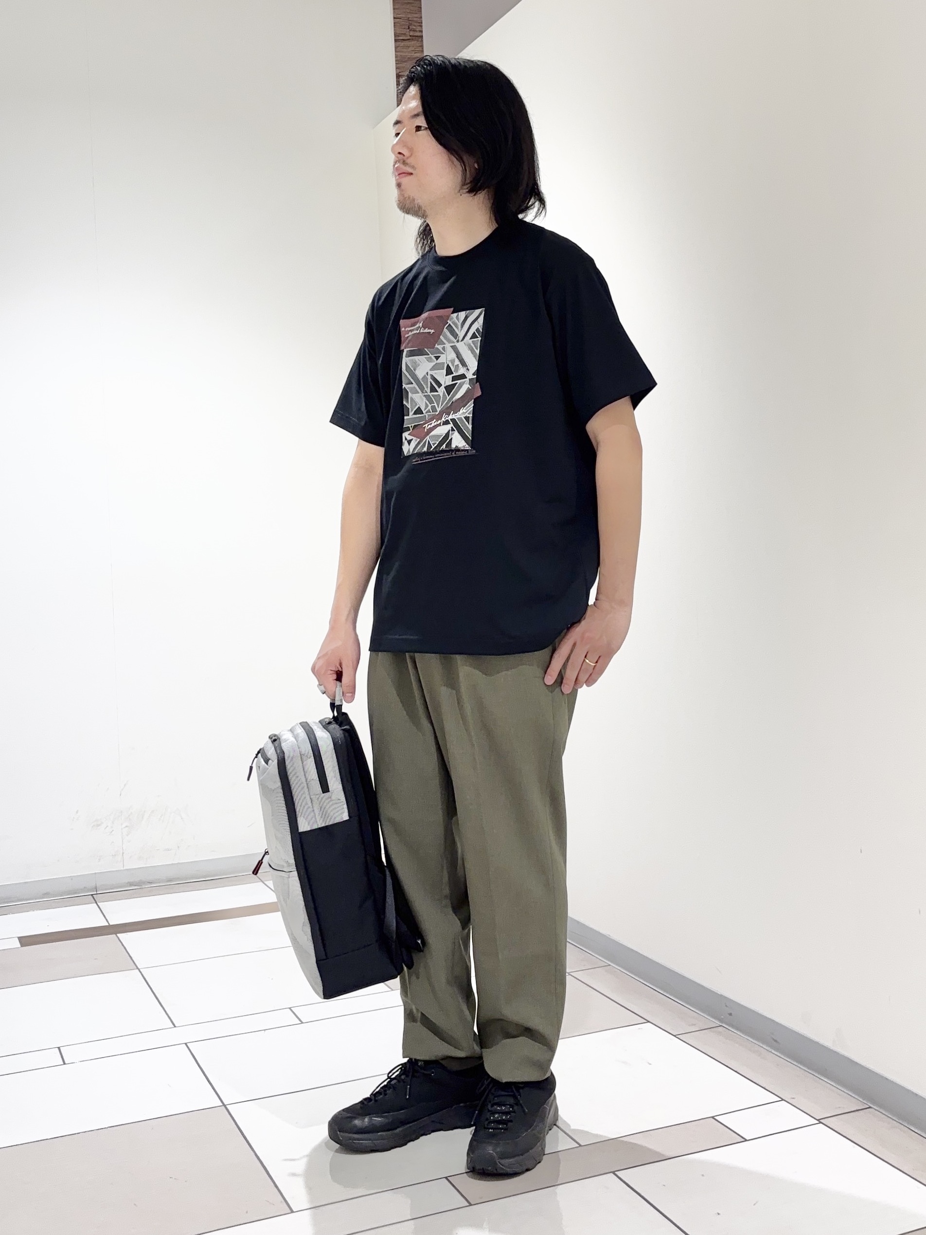 及川さんの「TAKEO KIKUCHI｜モノクロタイルTシャツ」を使ったコーディネート