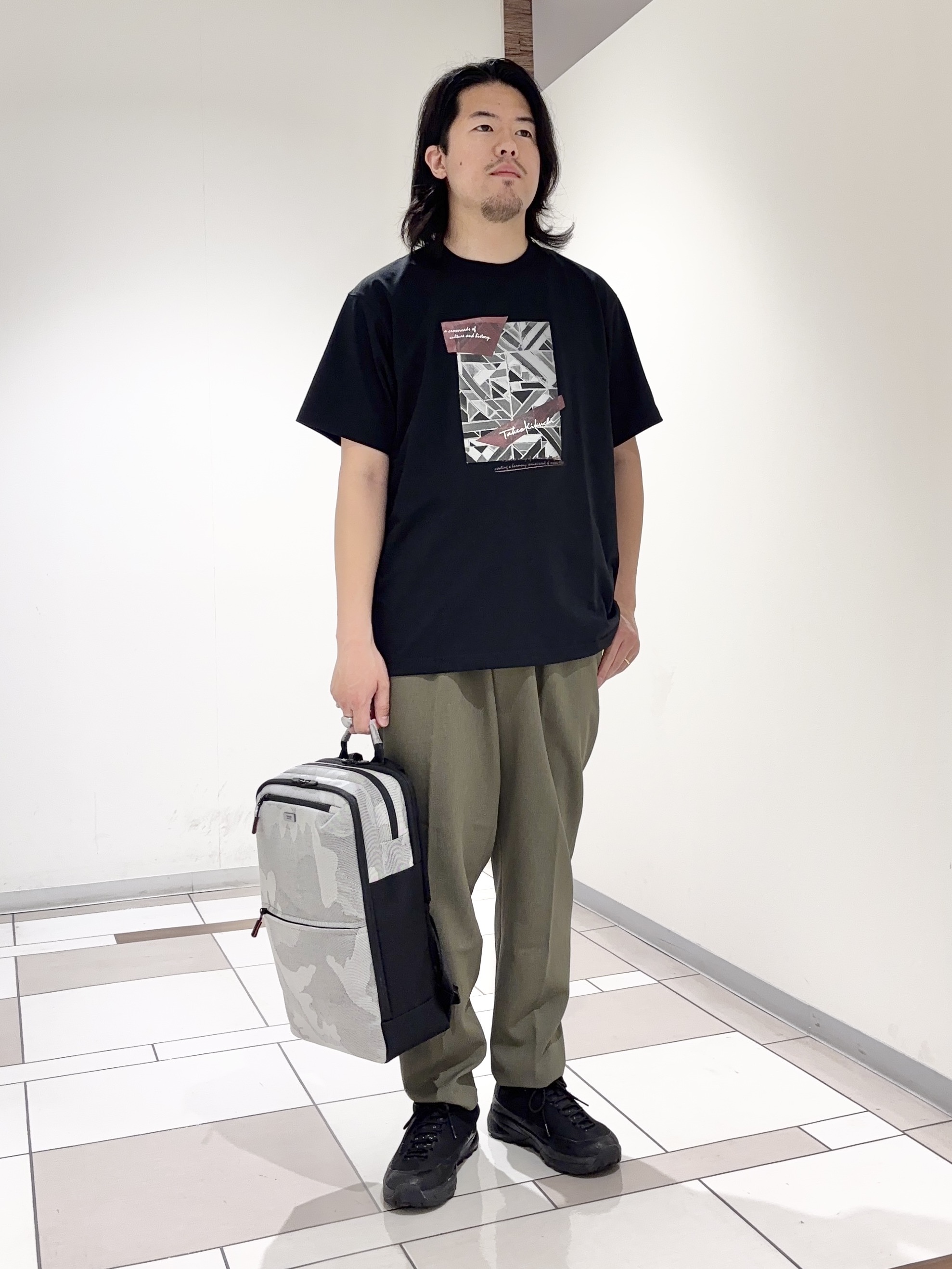 及川さんの「TAKEO KIKUCHI｜モノクロタイルTシャツ」を使ったコーディネート