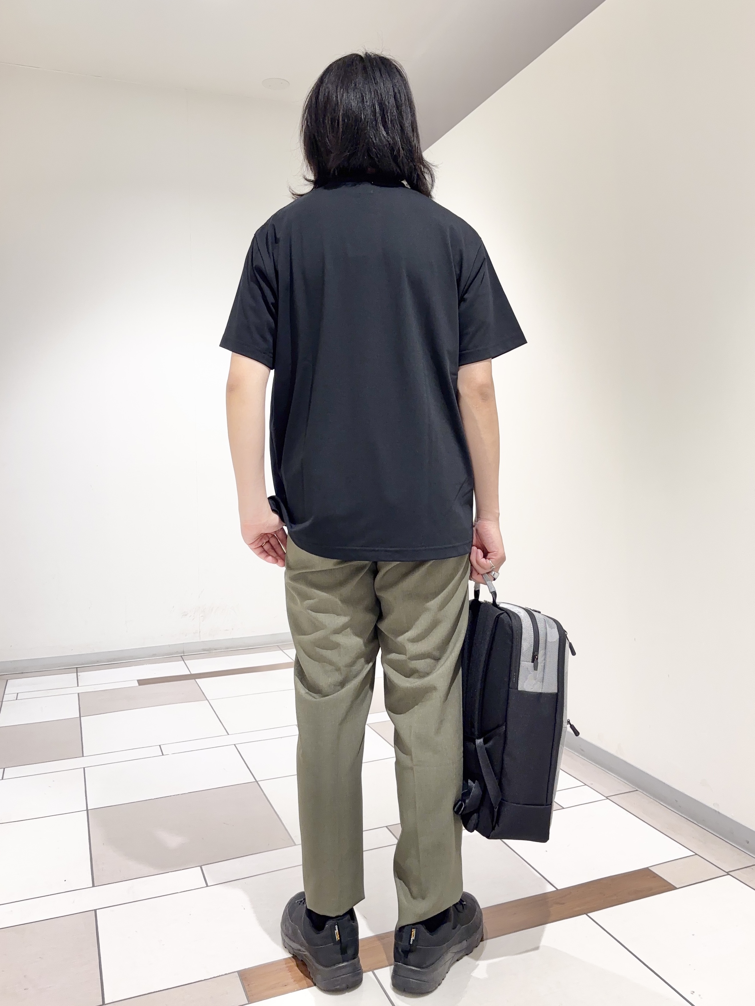 及川さんの「TAKEO KIKUCHI｜モノクロタイルTシャツ」を使ったコーディネート