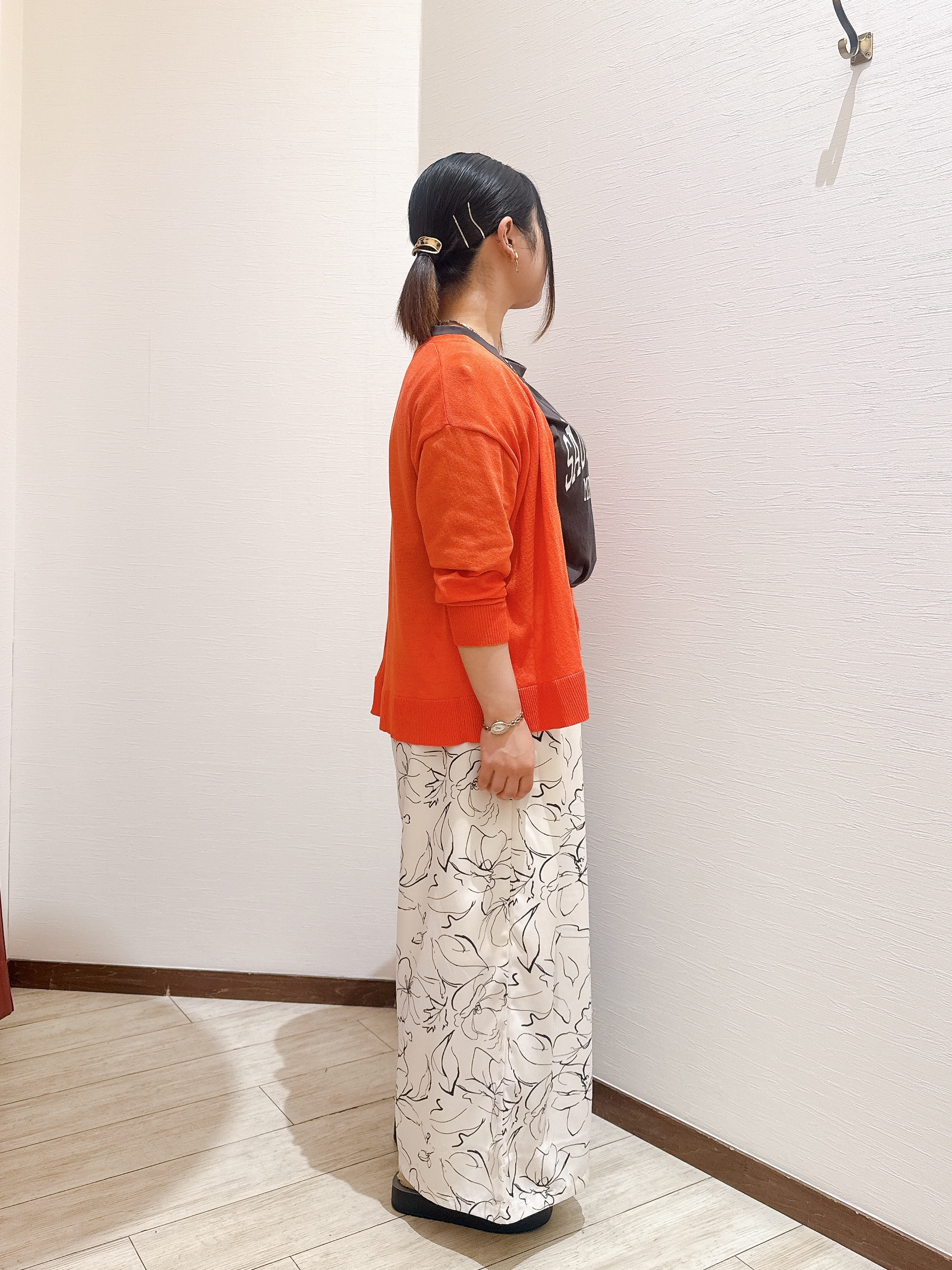 あにぃさんの「SHOO･LA･RUE｜【洗濯機可/S-LL】オンにもオフにも マルチに使えるボタンレスカーディガン」を使ったコーディネート