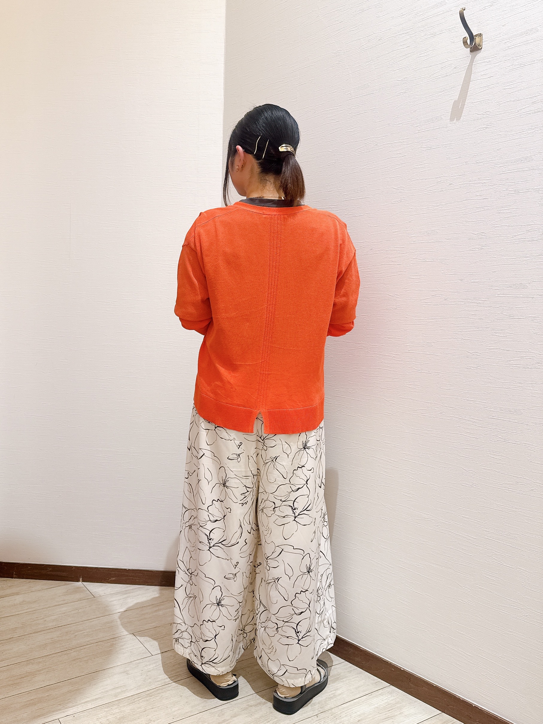 あにぃさんの「SHOO･LA･RUE｜【洗濯機可/S-LL】オンにもオフにも マルチに使えるボタンレスカーディガン」を使ったコーディネート