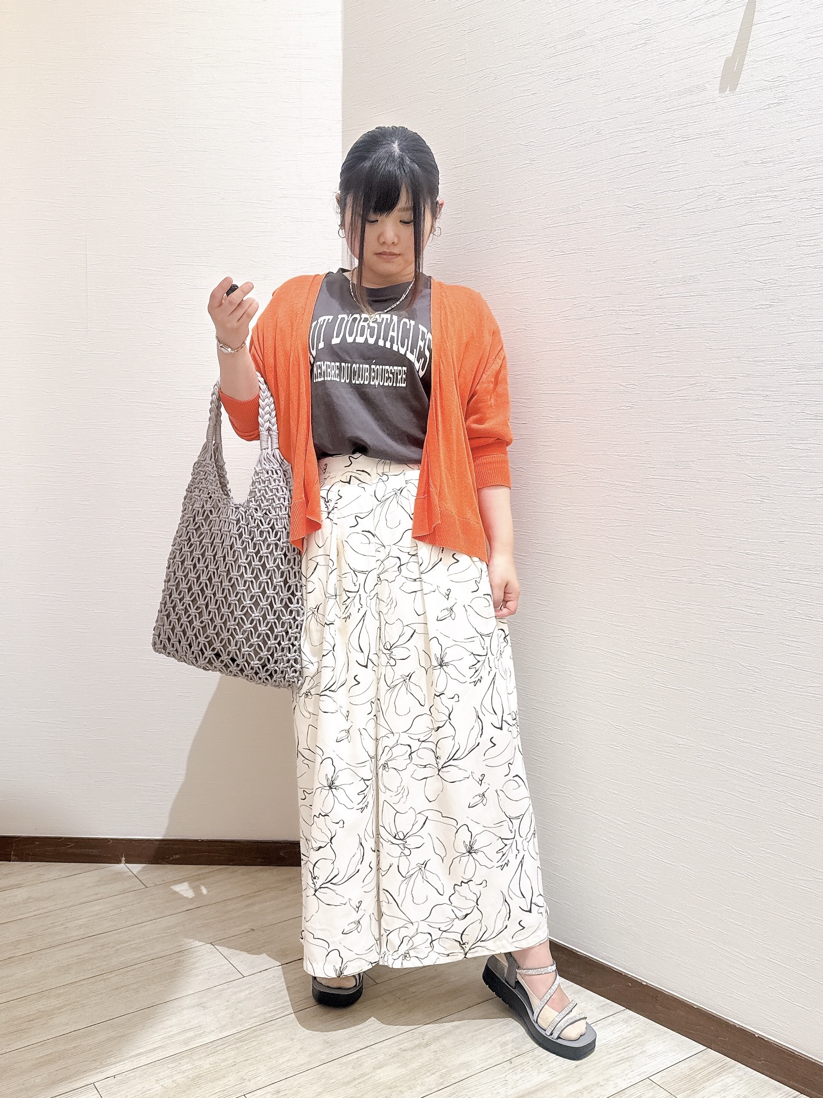 あにぃさんの「SHOO･LA･RUE｜【洗濯機可/S-LL】オンにもオフにも マルチに使えるボタンレスカーディガン」を使ったコーディネート