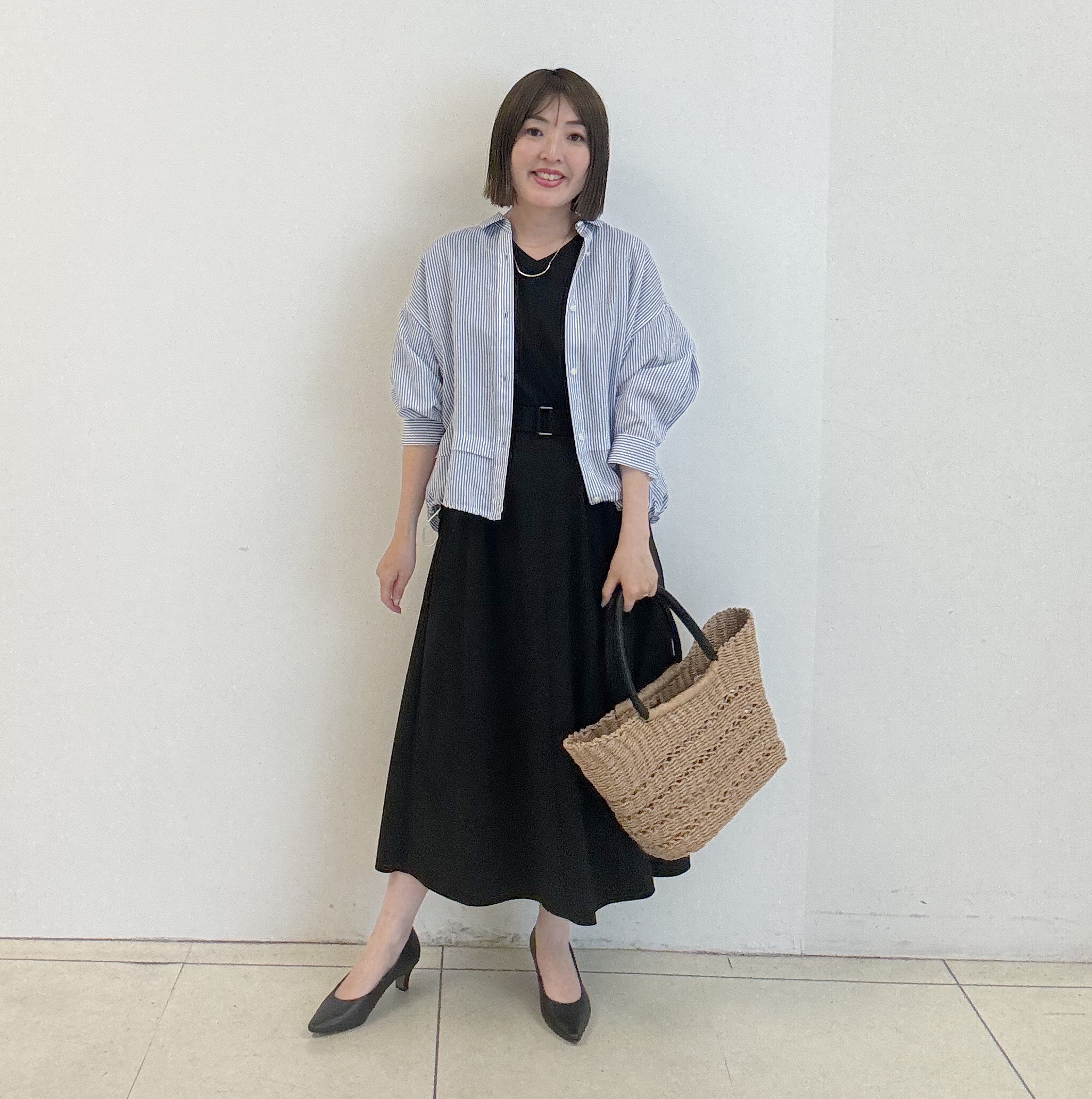 yoshiyaさんの「INDIVI｜【接触冷感／洗える／2WAY】ドロスト付 シアーシャンブレーシャツ」を使ったコーディネート