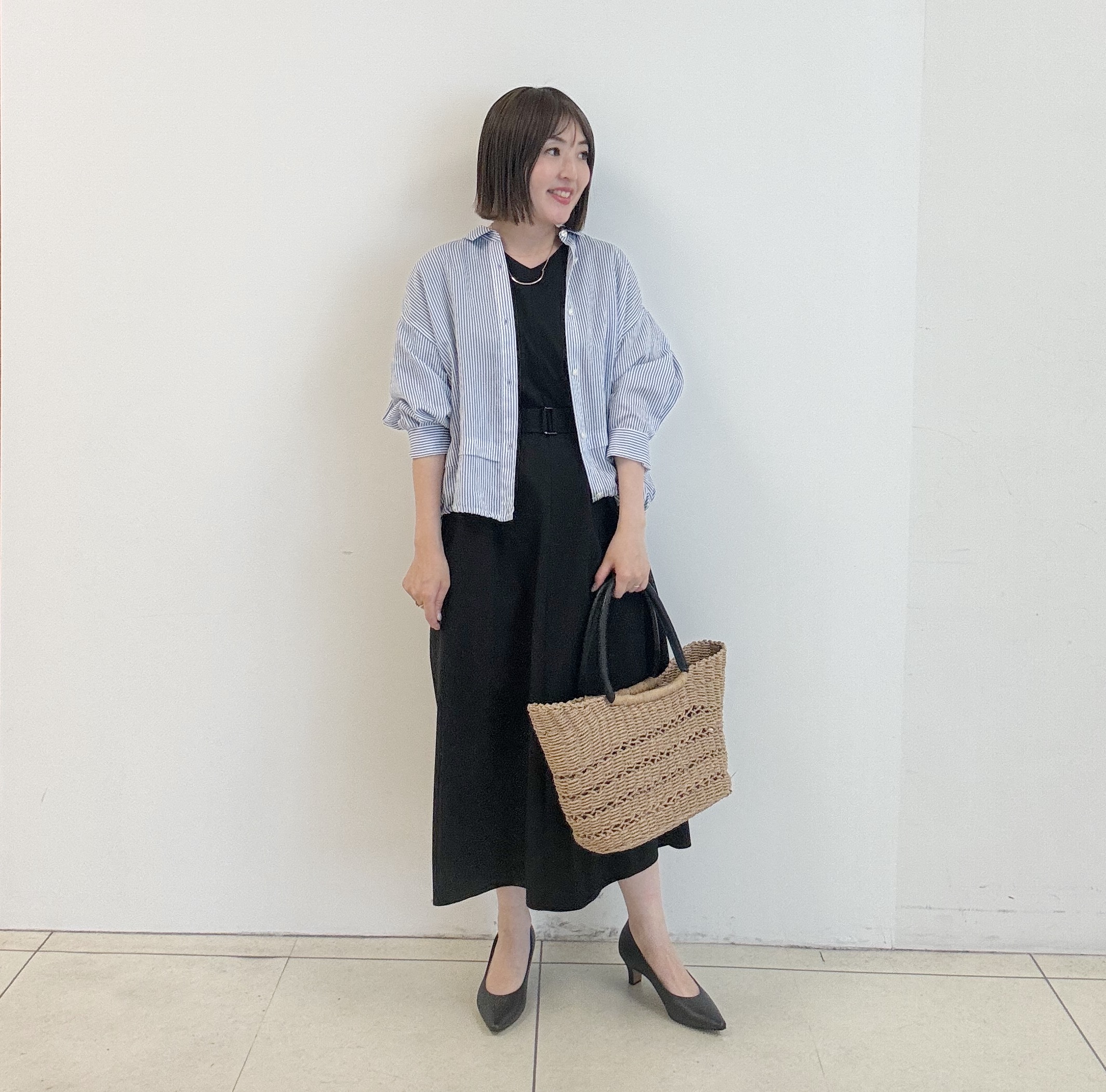 yoshiyaさんの「INDIVI｜【接触冷感／洗える／2WAY】ドロスト付 シアーシャンブレーシャツ」を使ったコーディネート