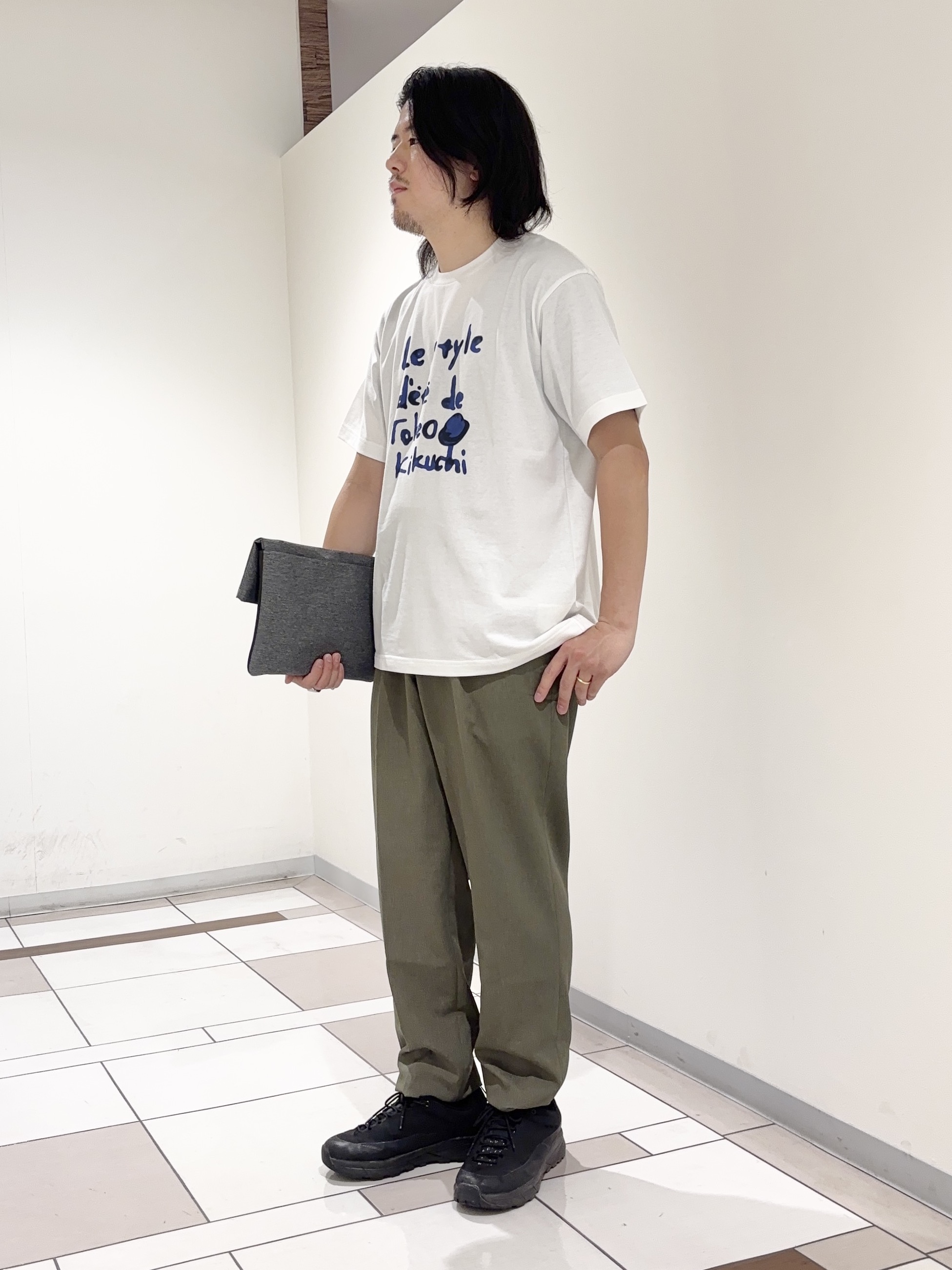 及川さんの「TAKEO KIKUCHI｜水彩ペイント アートロゴTシャツ」を使ったコーディネート
