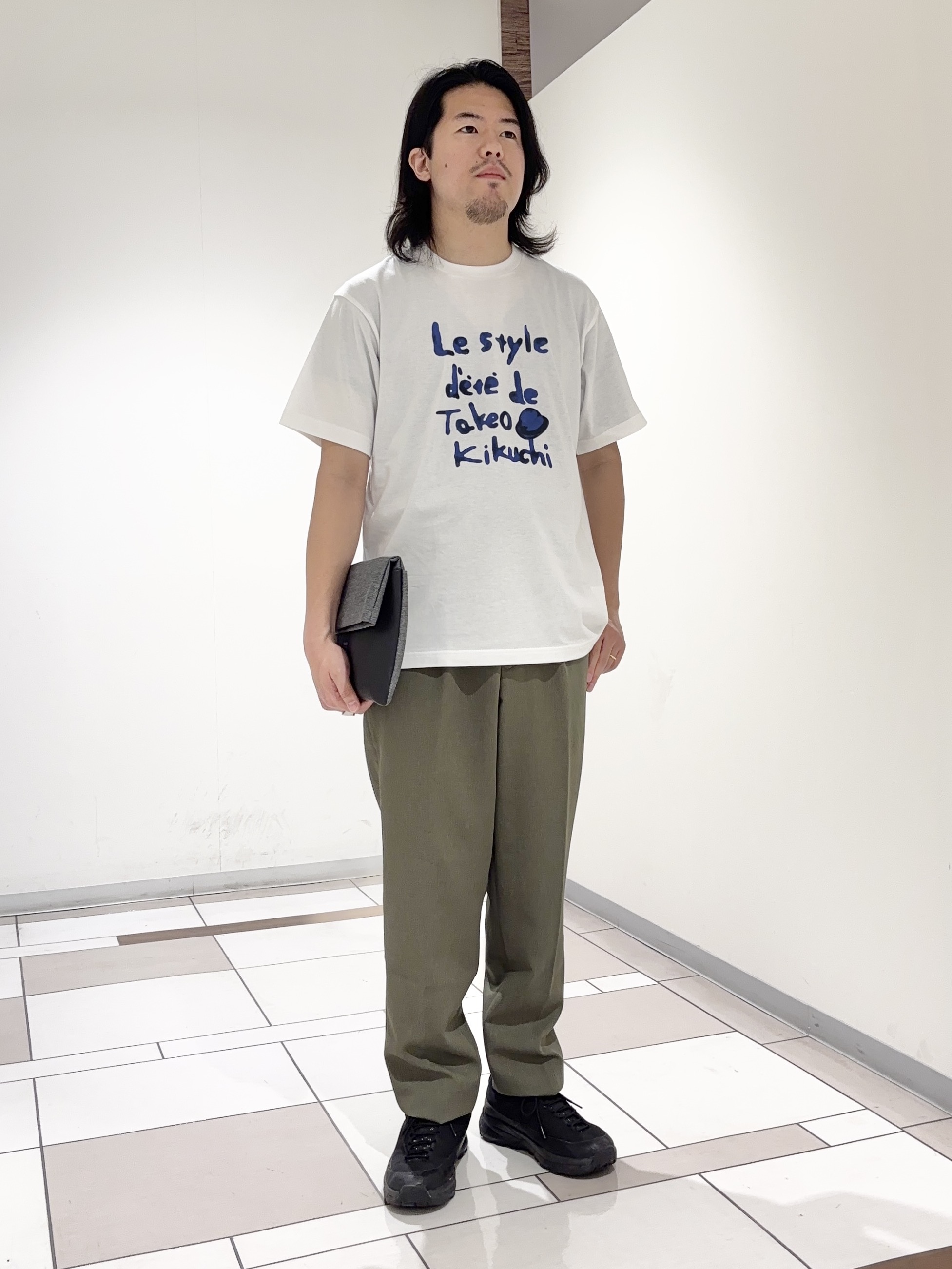 及川さんの「TAKEO KIKUCHI｜水彩ペイント アートロゴTシャツ」を使ったコーディネート