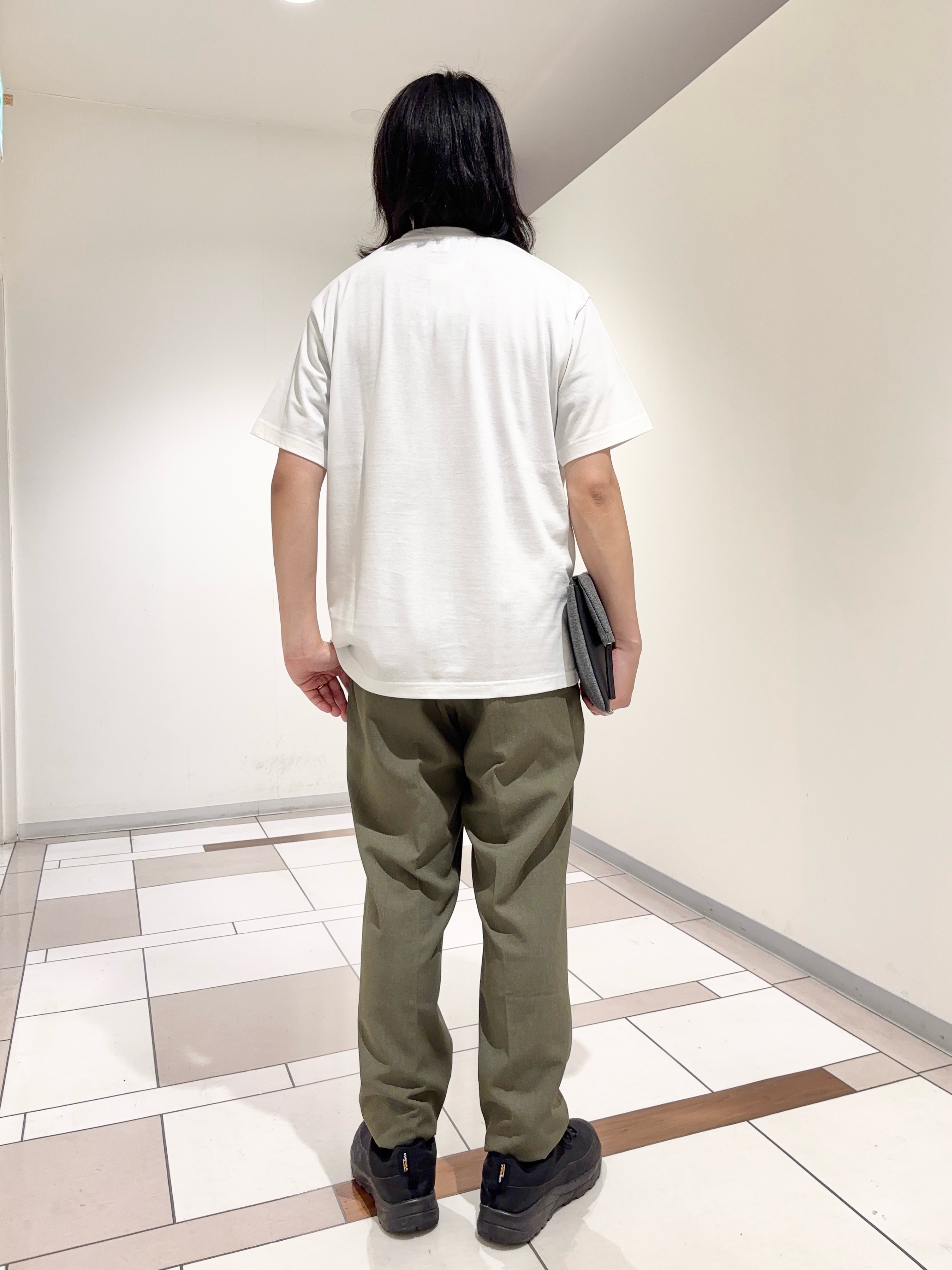 及川さんの「TAKEO KIKUCHI｜水彩ペイント アートロゴTシャツ」を使ったコーディネート