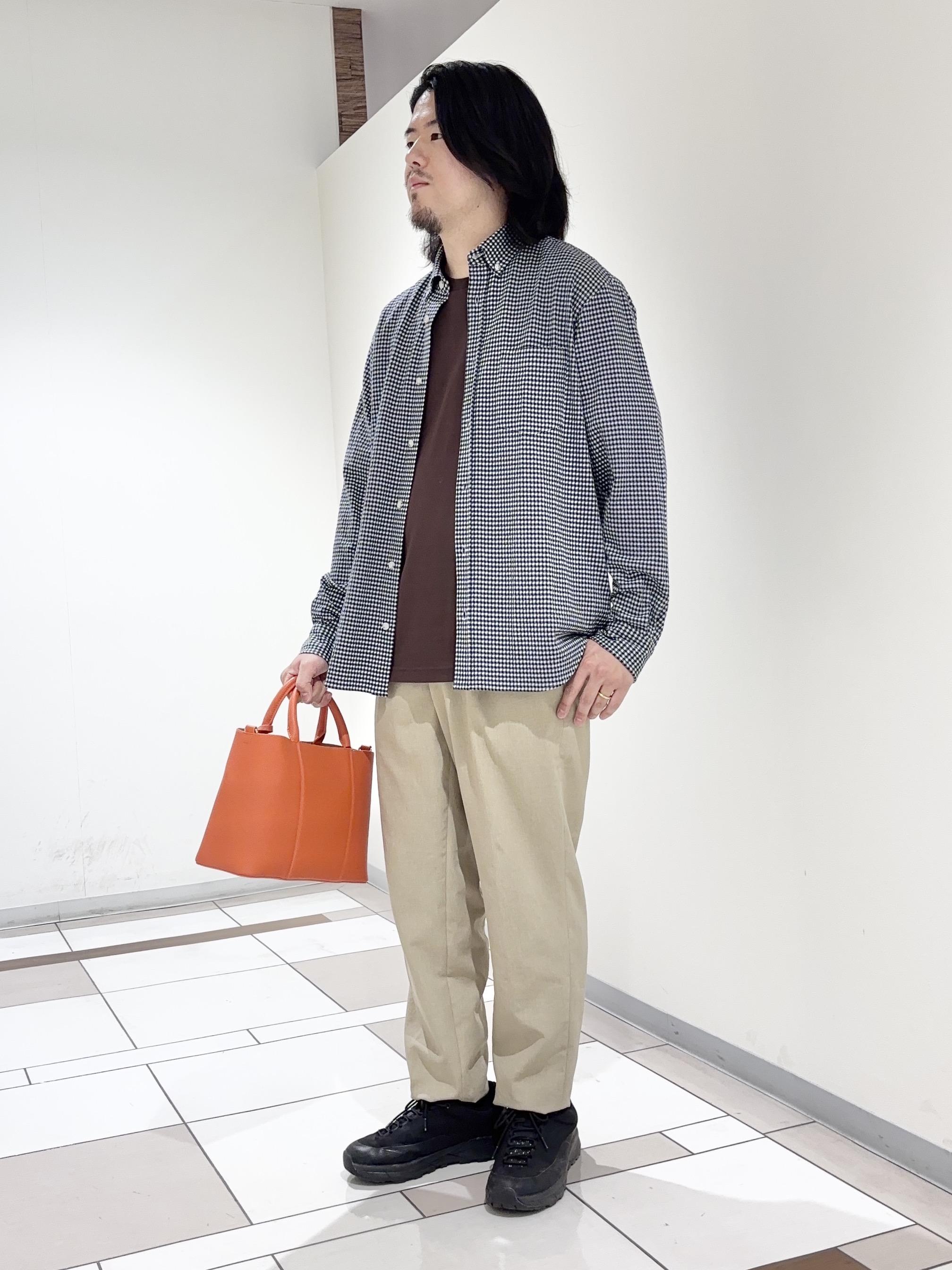 及川さんの「TAKEO KIKUCHI｜【抗菌防臭/シーズンレス】シアサッカーギンガムチェック ストレッチシャツ」を使ったコーディネート