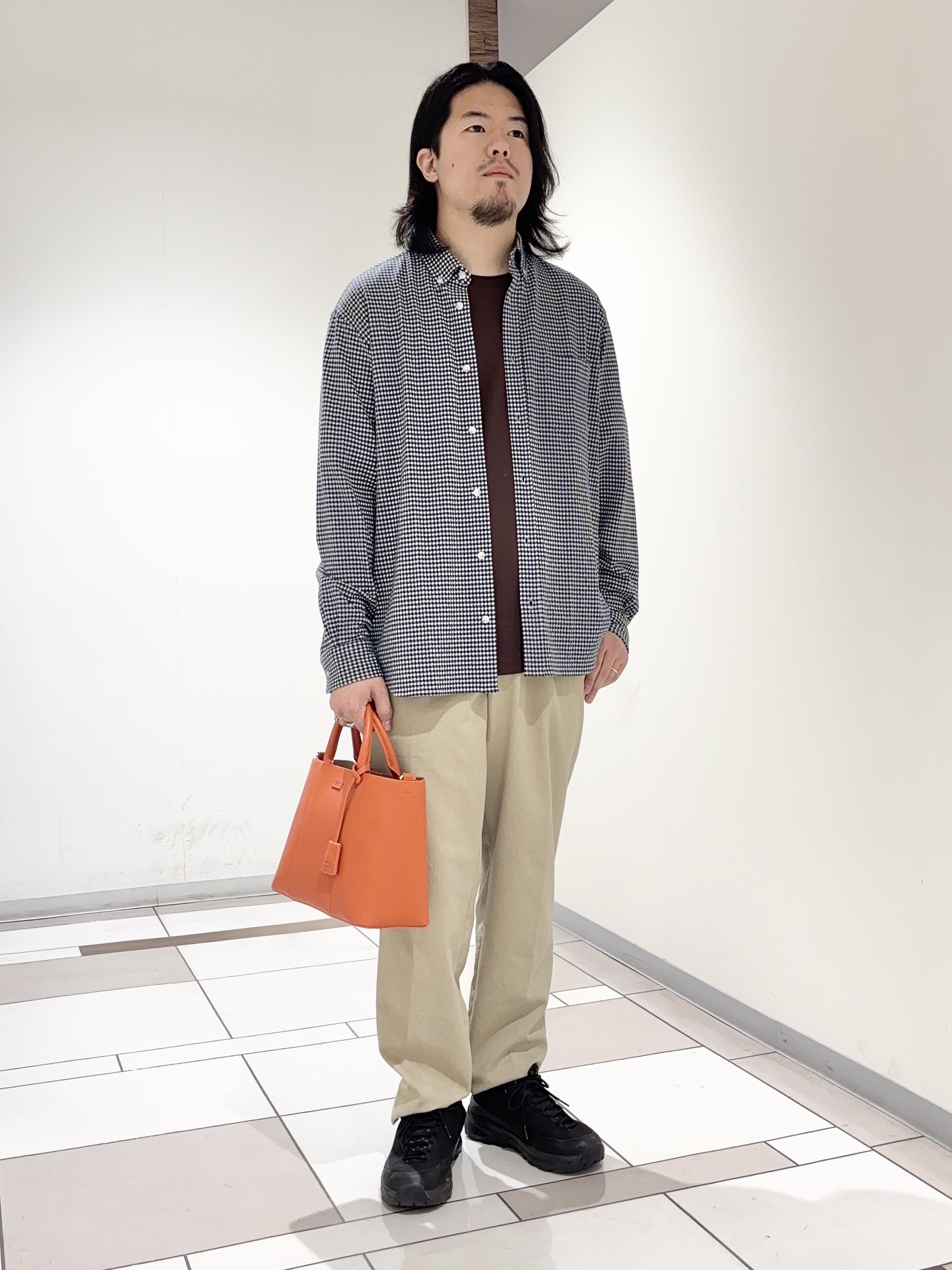 及川さんの「TAKEO KIKUCHI｜【抗菌防臭/シーズンレス】シアサッカーギンガムチェック ストレッチシャツ」を使ったコーディネート