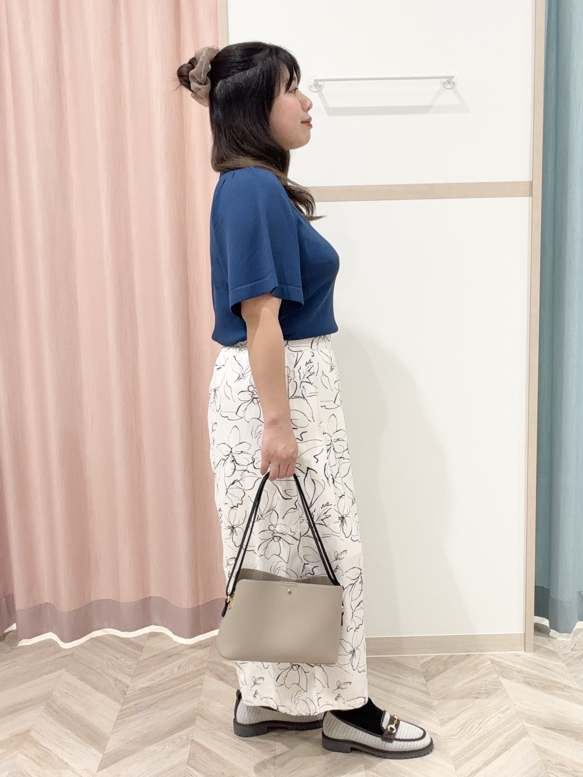 まちゃんなちゃんさんの「SHOO･LA･RUE｜【S-LL/柄が選べる】品よく華やか 花柄アソートプリントスカーチョ」を使ったコーディネート