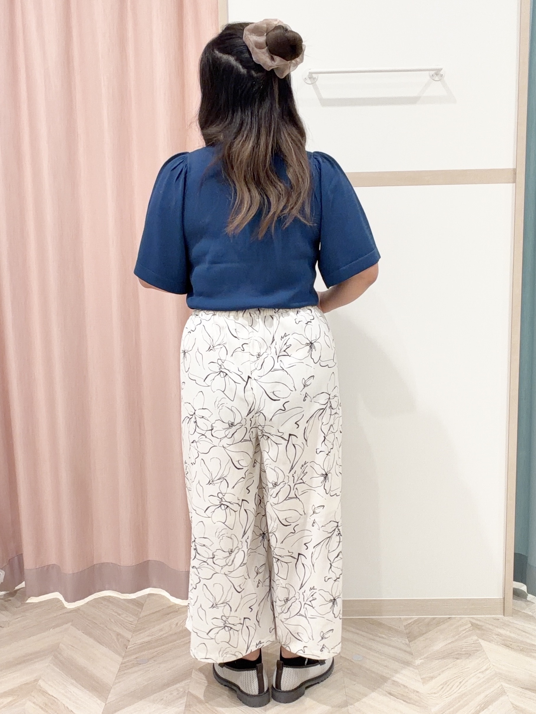まちゃんなちゃんさんの「SHOO･LA･RUE｜【S-LL/柄が選べる】品よく華やか 花柄アソートプリントスカーチョ」を使ったコーディネート