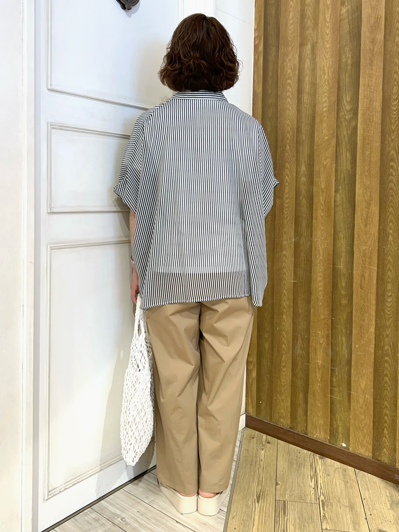 yuriyuriさんの「SHOO･LA･RUE｜【洗濯機可/体型カバー】羽織るだけで雰囲気変わる 柄アソート ポンチョ風シアーシャツ」を使ったコーディネート