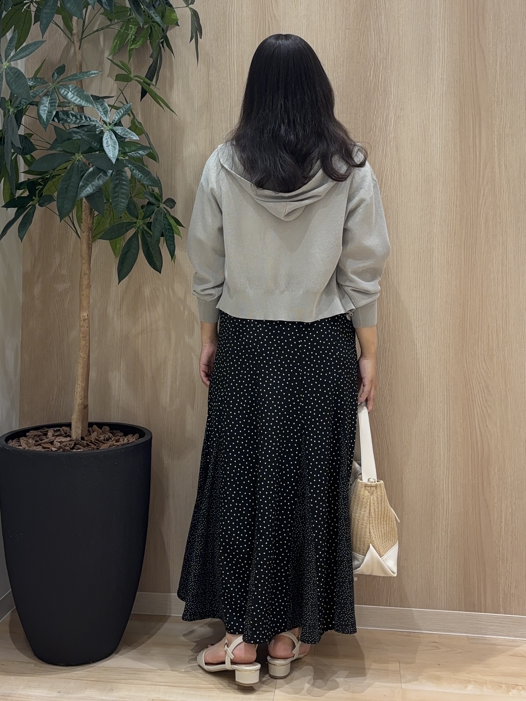 miraiさんの「grove｜【洗濯機OK・UVカット】大人の抜け感、シアーニットフードパーカ」を使ったコーディネート