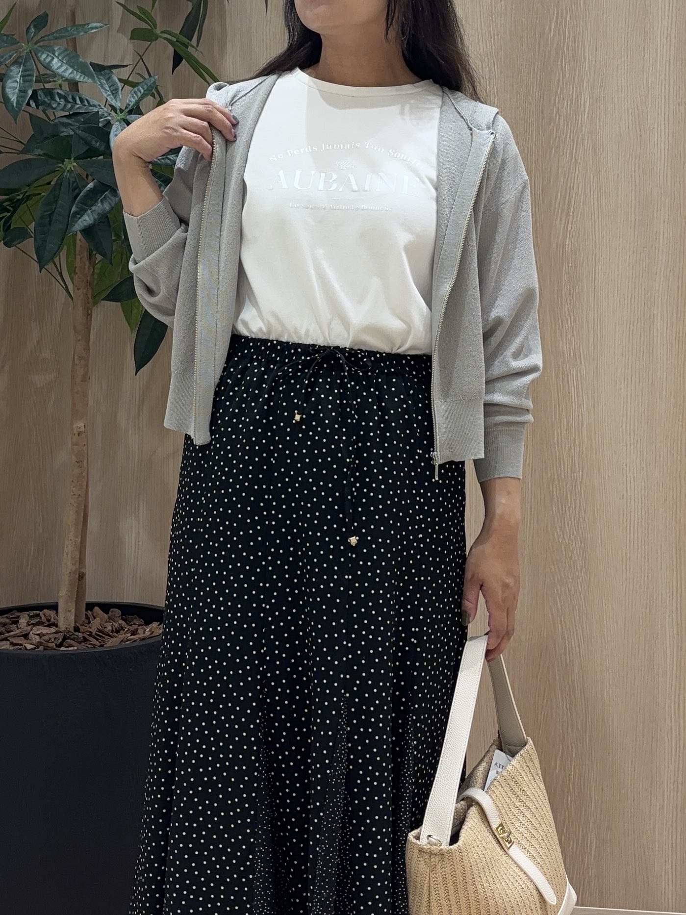 miraiさんの「grove｜【洗濯機OK・UVカット】大人の抜け感、シアーニットフードパーカ」を使ったコーディネート