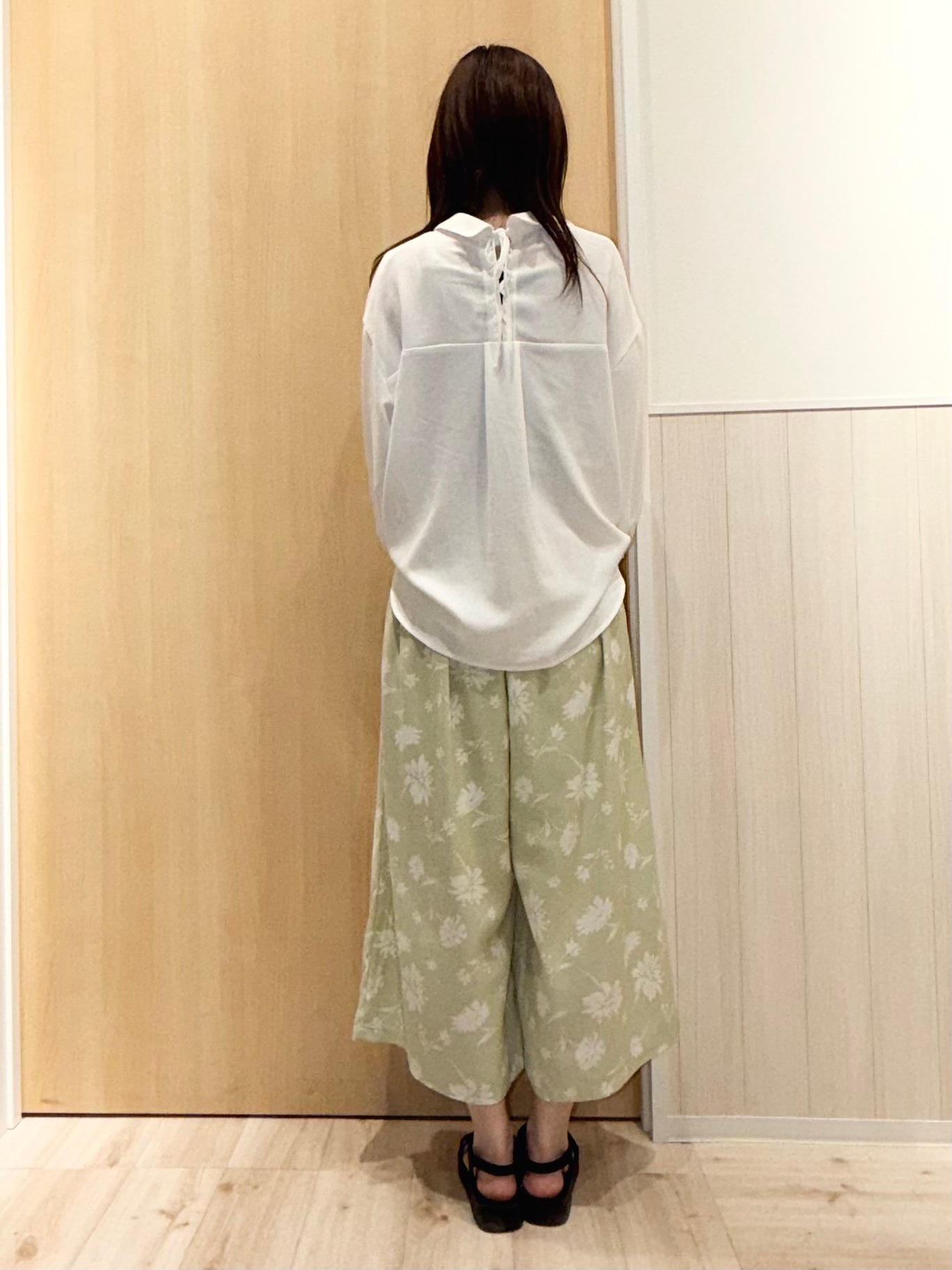 Naさんの「SHOO･LA･RUE｜【S-LL/洗濯機可】後ろ姿も抜かりなく バックレースアップシャツ」を使ったコーディネート