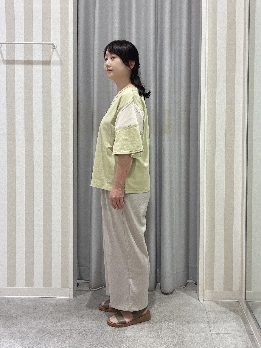 vanseさんの「SHOO･LA･RUE｜【S-LL/洗濯機可/体型カバー】フレアスリーブで二の腕を自然に隠せる 浅VネックTシャツ」を使ったコーディネート