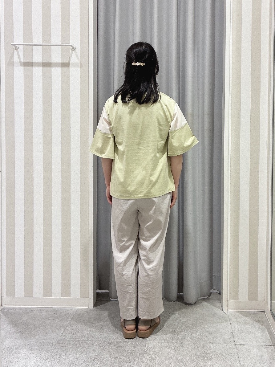 vanseさんの「SHOO･LA･RUE｜【S-LL/洗濯機可/体型カバー】フレアスリーブで二の腕を自然に隠せる 浅VネックTシャツ」を使ったコーディネート