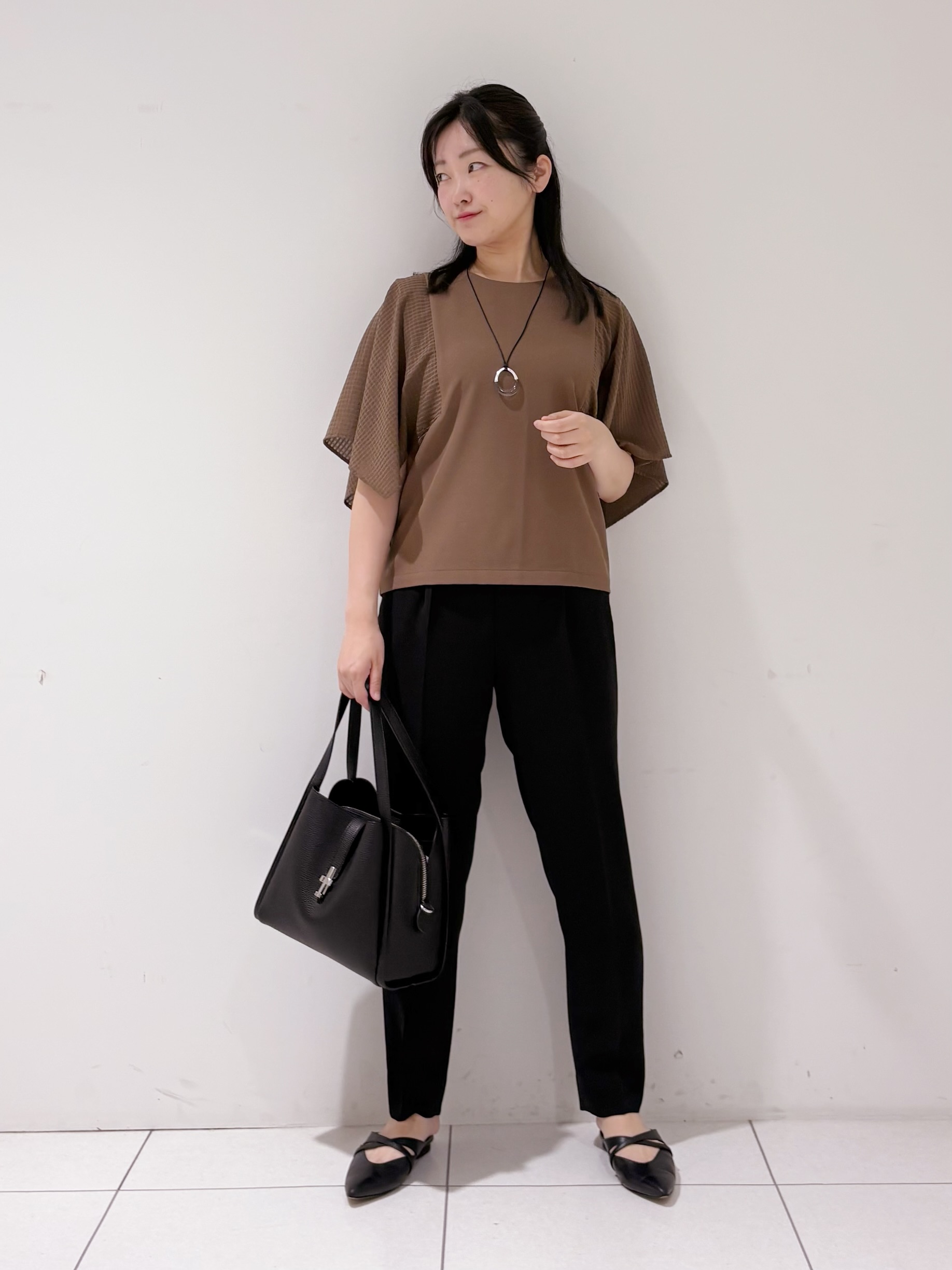 momokoさんの「INDIVI｜【洗える／シアーチェック柄】異素材コンビスリーブトップス」を使ったコーディネート