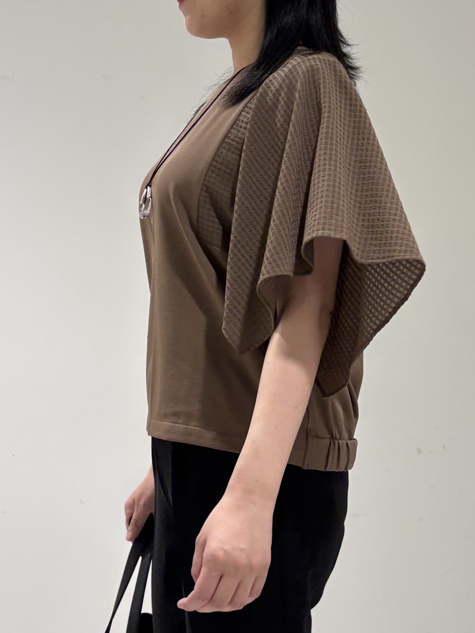 momokoさんの「INDIVI｜【洗える／シアーチェック柄】異素材コンビスリーブトップス」を使ったコーディネート